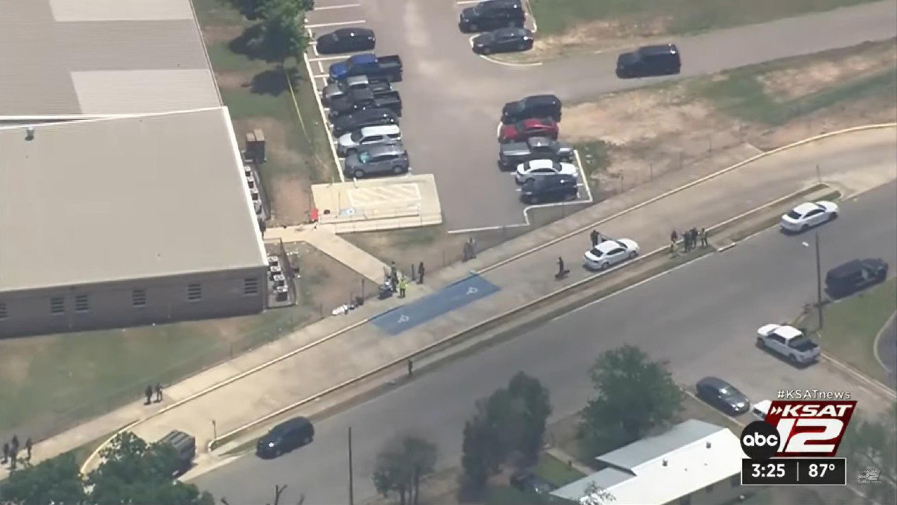 Strage in una scuola elementare in Texas, 14 bambini uccisi con la maestra da un 18enne. Il killer è stato ucciso dalla polizia