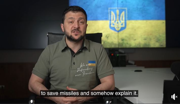 Zelensky: «La Russia usa armi laser? Stanno risparmiando sui missili…» – Il video