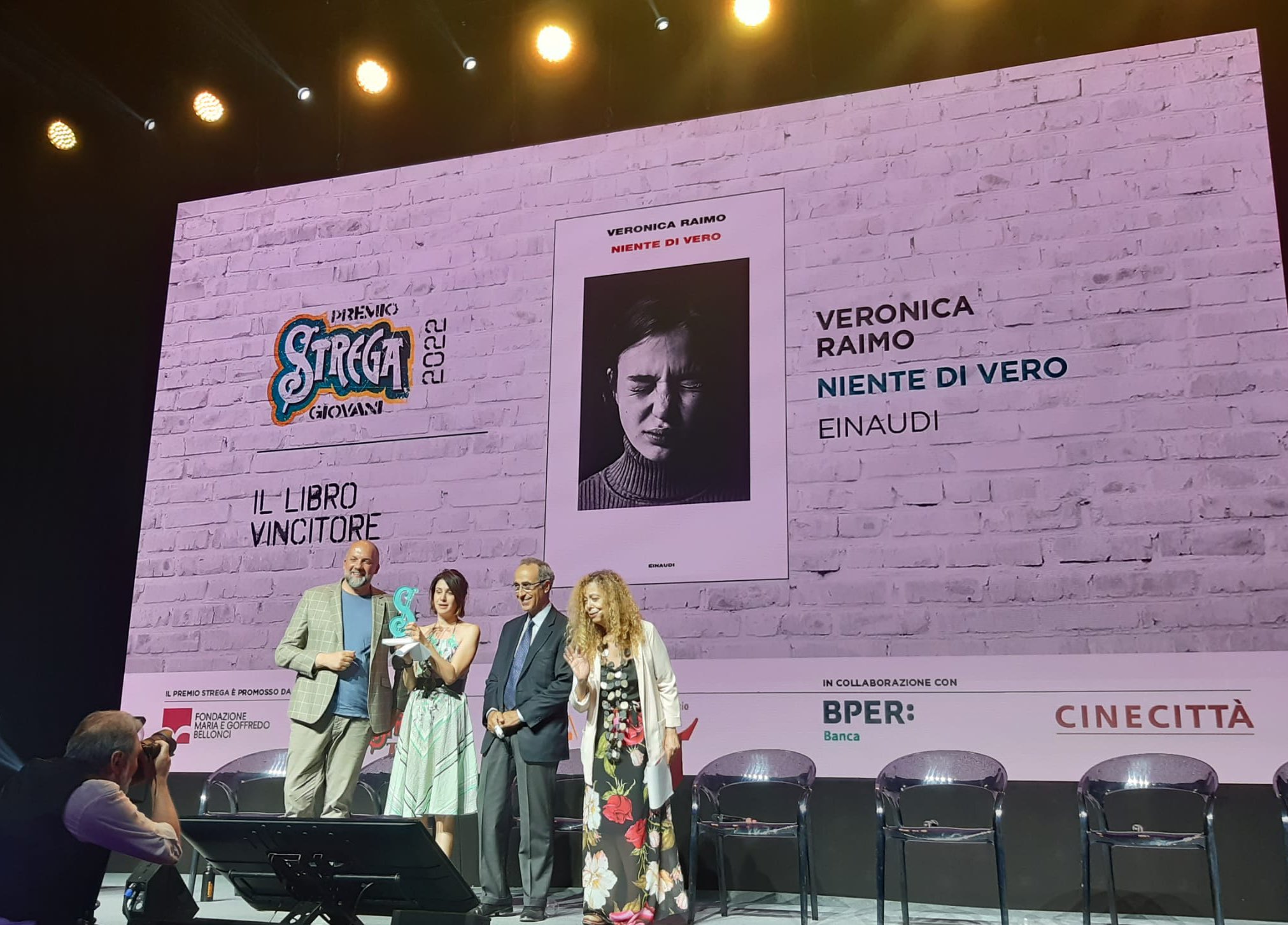 Premio Strega Giovani 2022, gli studenti scelgono Niente di vero di  Veronica Raimo - Open