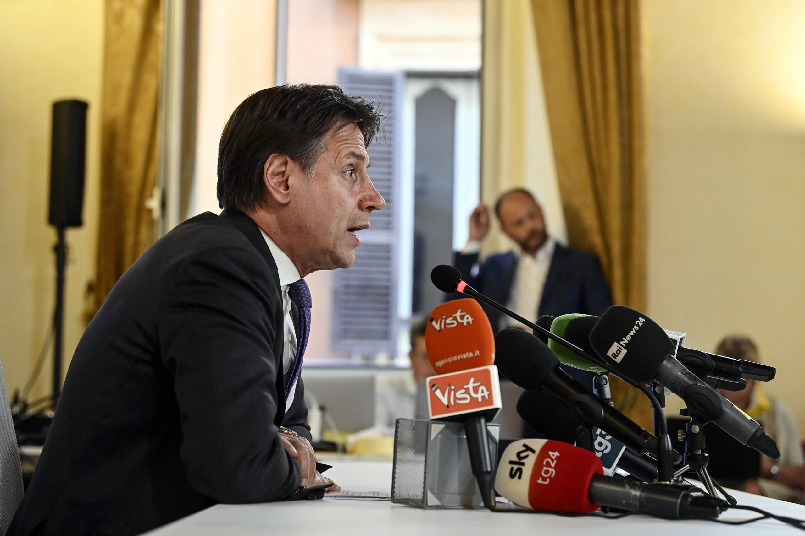 Il presidente del Movimento 5 Stelle, Giuseppe Conte, commenta i risultati delle elezioni amministrative nella sede del Movimento 5 Stelle, Roma, 13 giugno 2022. ANSA/RICCARDO ANTIMIANI
