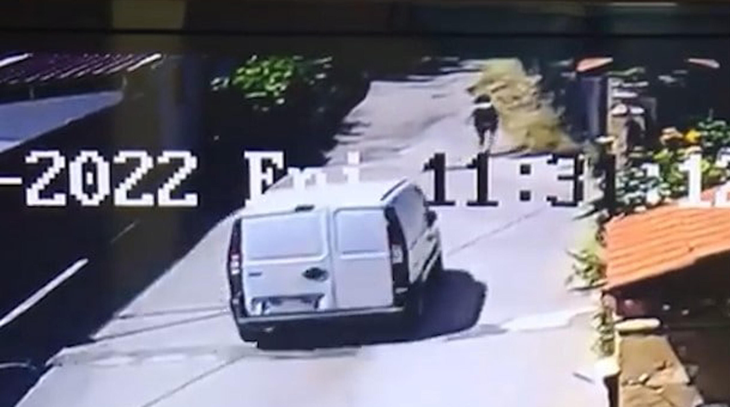 E' caccia al conducente del furgone che, per ragioni al momento sconosciute, ha investito tre persone in tre luoghi diversi della provincia di Napoli. I feriti, secondo quanto si apprende dai carabinieri che stanno conducendo le indagini, sono una donna di 40 anni, investita in via Verdi nel comune di Volla; una donna di 47, travolta dal furgone in Viale del progresso a Cercola e un uomo di 71 anni, anche lui investito in Viale del progresso. Quest'ultimo è in condizioni gravi. I carabinieri della compagnia di Torre del Greco hanno rinvenuto il furgone, un Fiat dobló di colore bianco. È stato abbandonato nel rione De Gasperi di Ponticelli. Tra i video anche uno che circola sul web, e diventato ormai virale, relativo all'investimento della donna a Cercola.
ANSA/FERMO IMMAGINE
+++ ATTENZIONE LA FOTO NON PUO' ESSERE PUBBLICATA O RIPRODOTTA SENZA L'AUTORIZZAZIONE DELLA FONTE DI ORIGINE CUI SI RINVIA+++