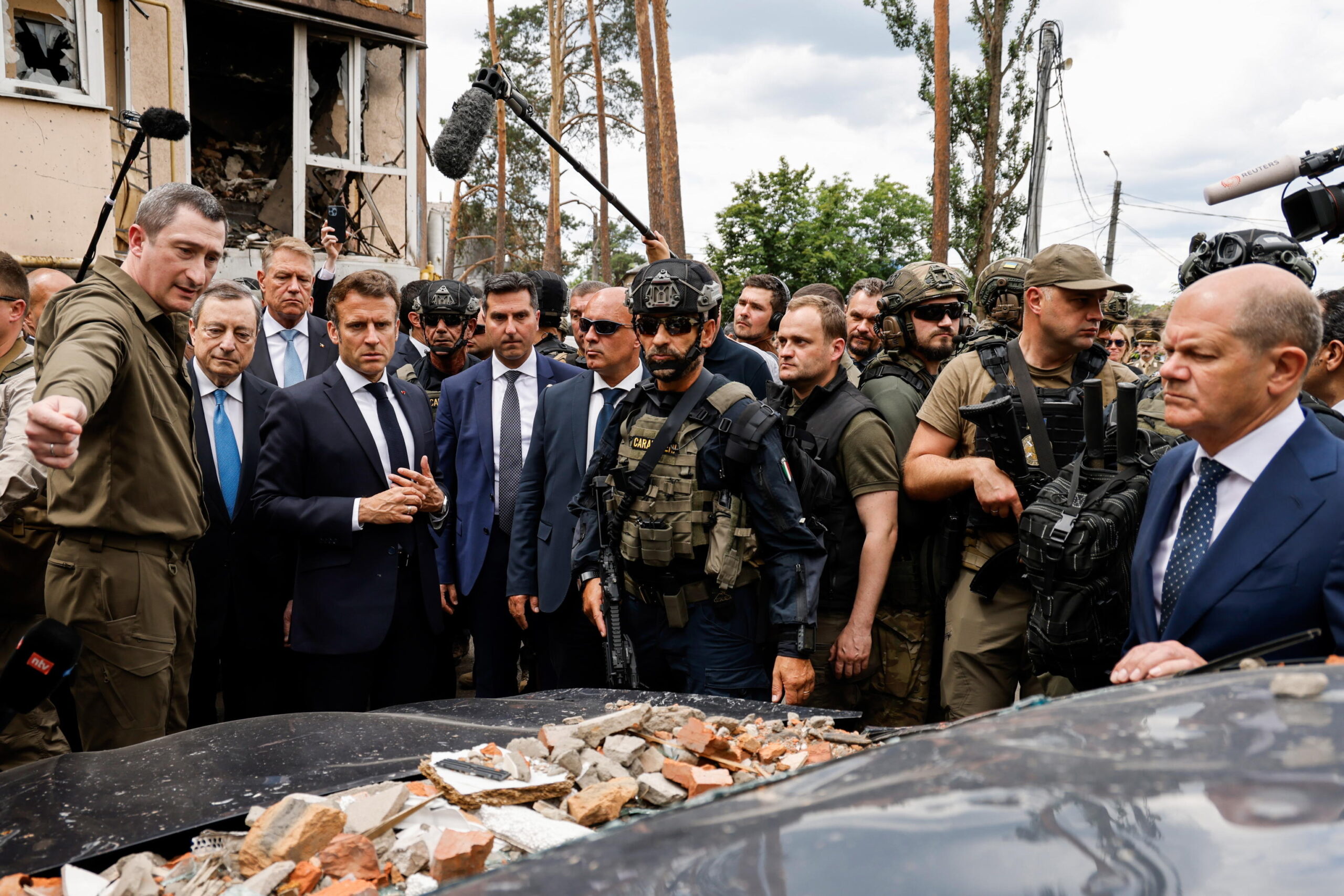 Draghi a Irpin, la visita più dura nei luoghi dei massacri con Macron e Scholz: «Tutto questo deve essere visto e conosciuto» – Il video