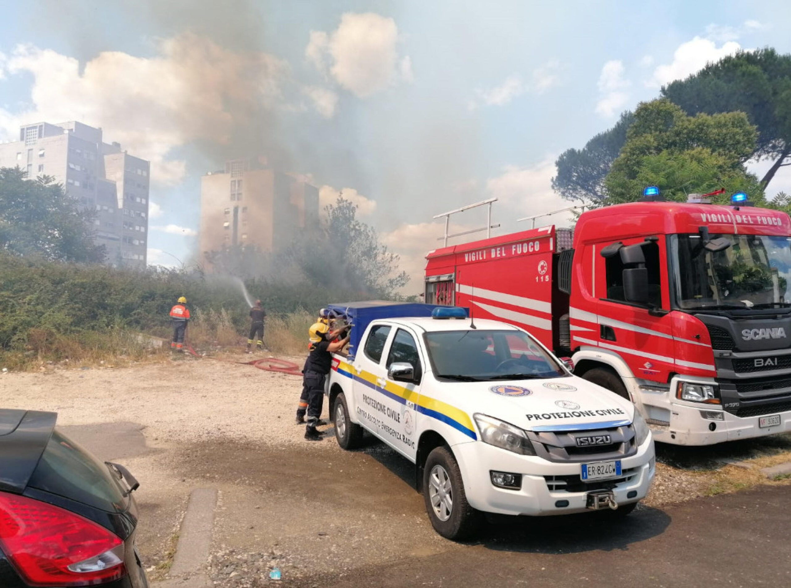 Maxi-incendio A Roma, 200 Pompieri Su 9 Roghi: Evacuato Un Centro ...