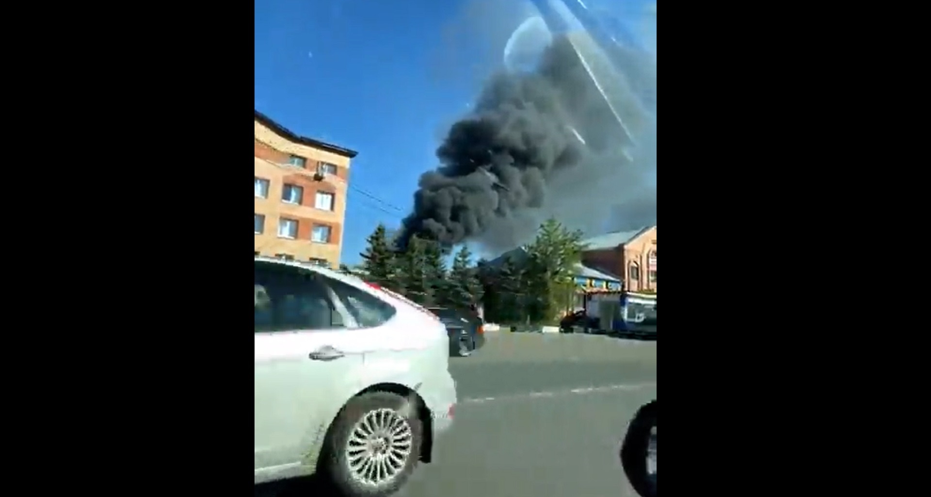 Russia, incendio a Nord di Mosca: fiamme in una fabbrica di materiale ottico per i militari – Il video