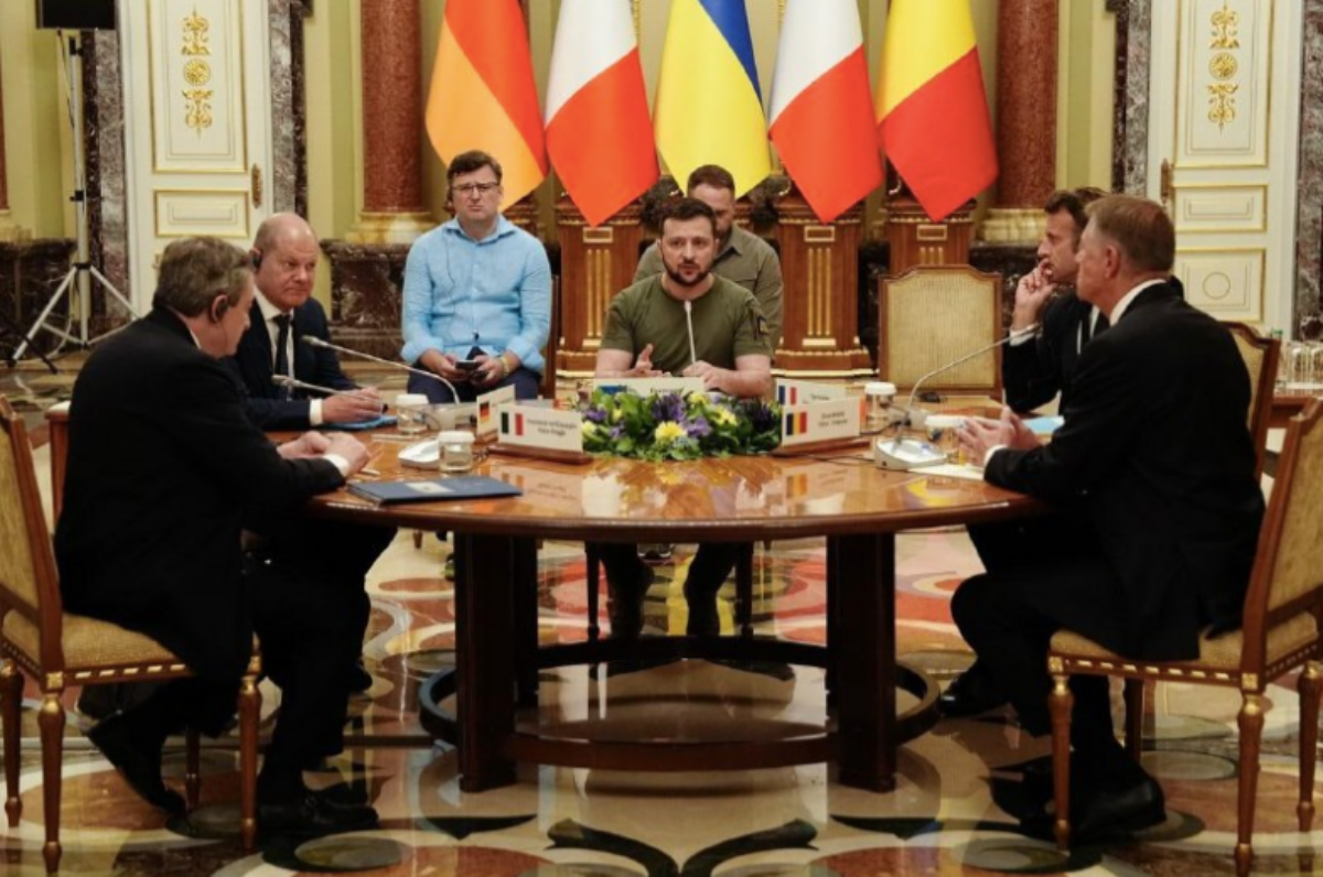 Draghi a Kiev con Scholz e Macron. Zelensky: «Apprezziamo la vostra solidarietà, ma ora servono più armi»