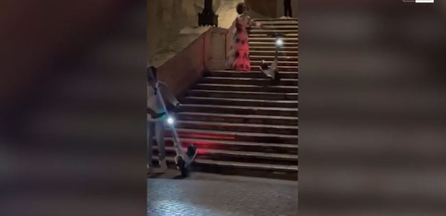 Roma, due turisti americani lanciano un monopattino dalla scalinata in piazza di Spagna: danni per 25 mila euro – Il video