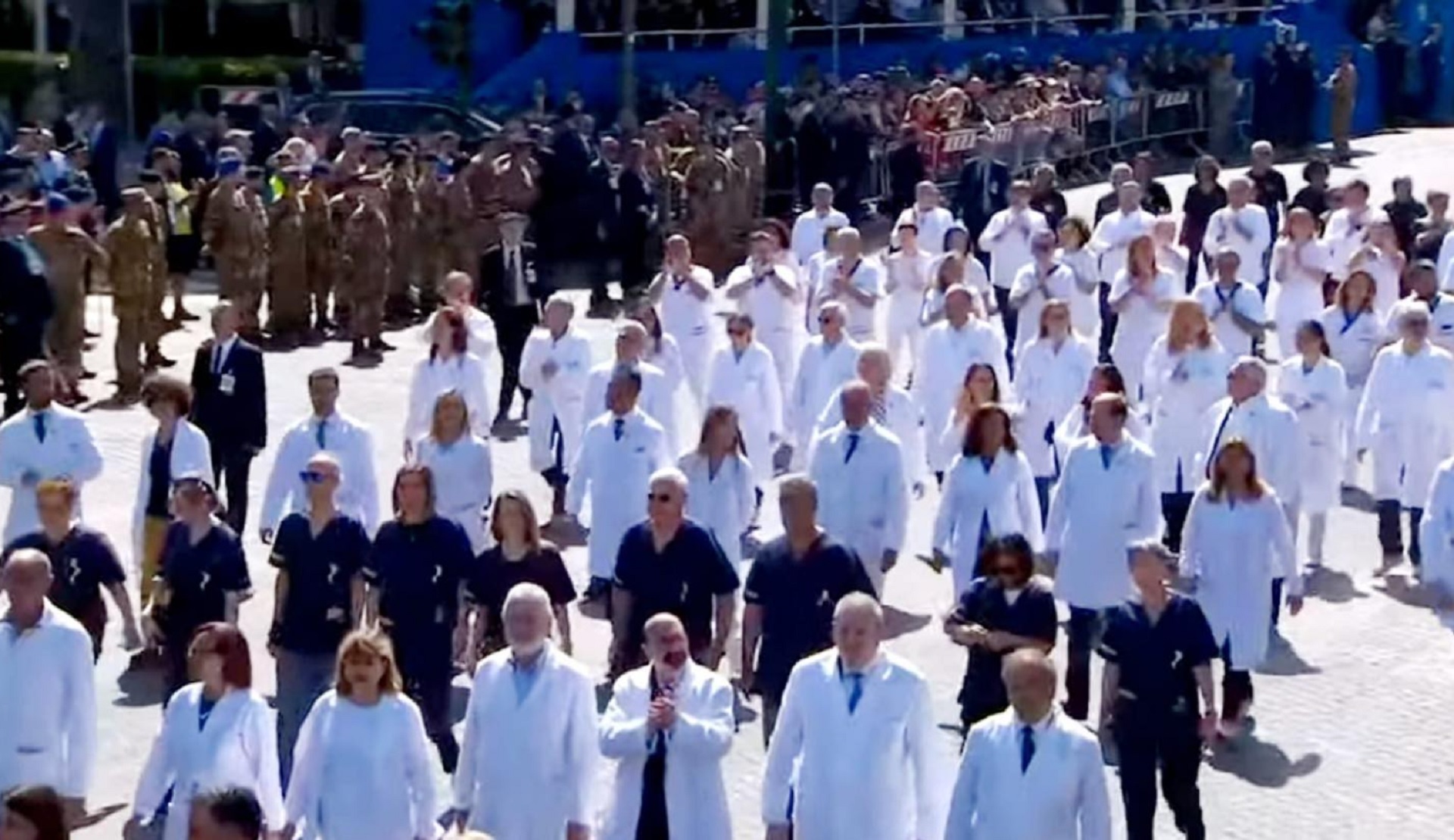 2 giugno, i medici sfilano tra gli applausi. Speranza: «Vinta grazie a loro una sfida senza precedenti» – Il video