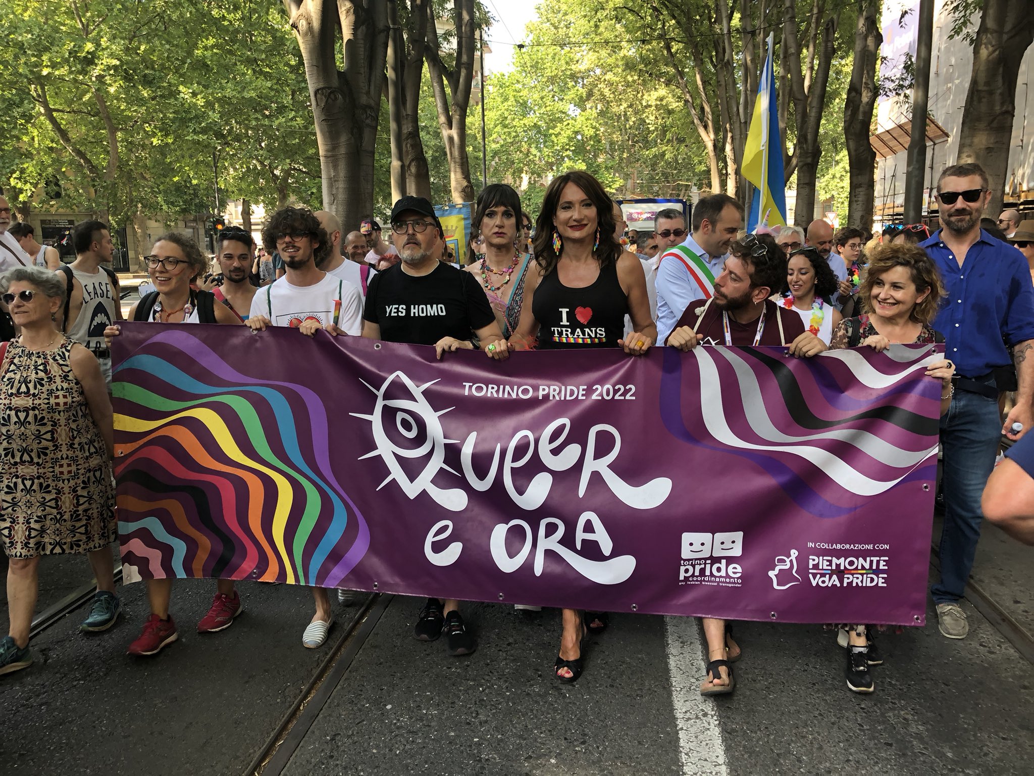 Torino Pride da record, in migliaia sfilano per la città. Luxuria:  «Giustizia anche per Cloe Bianco» - Il video - Open