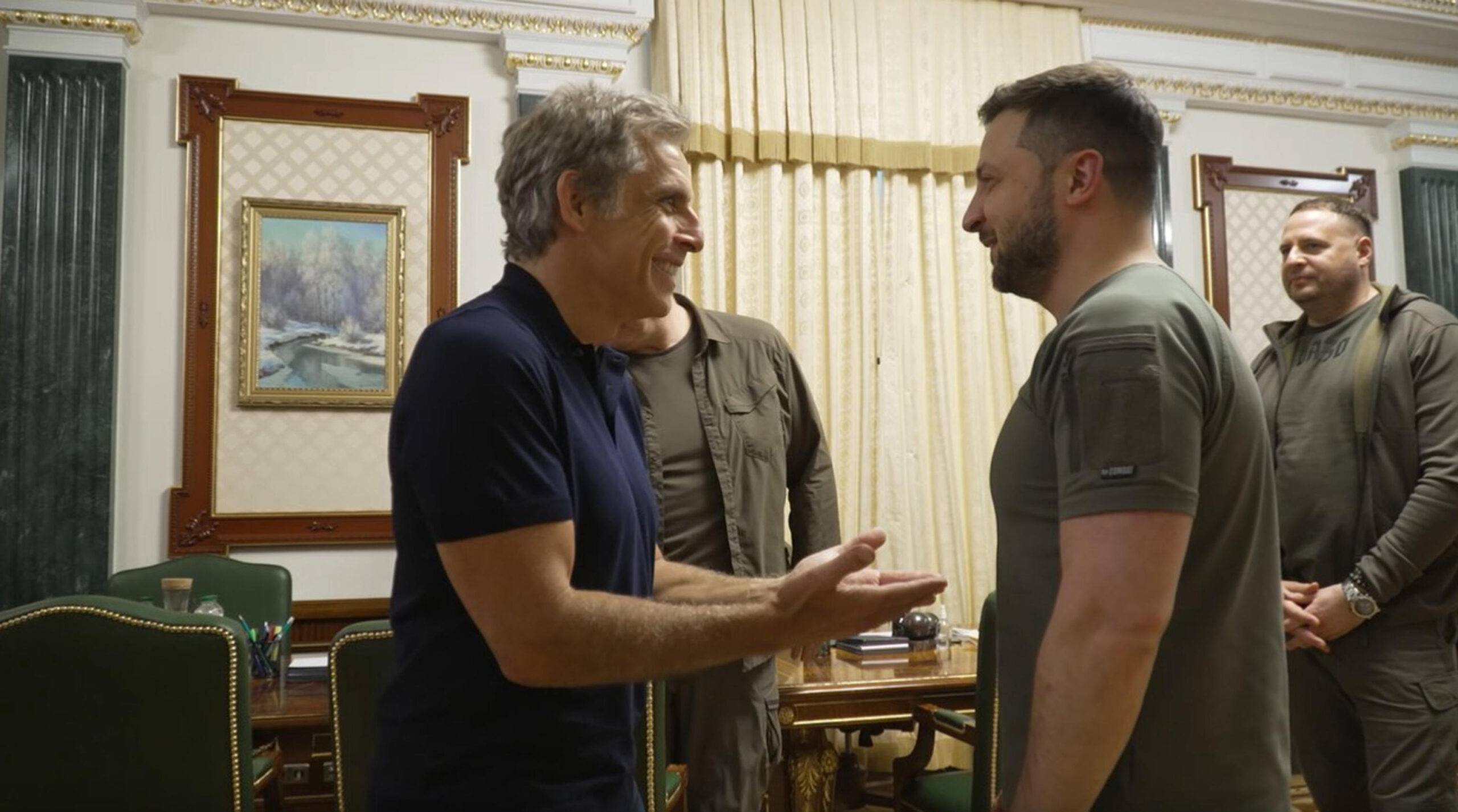 Il presidente ucraino Volodymyr Zelensky incontra a Kiev l'attore hollywoodiano e ambasciatore di buona volontà delle Nazioni Unite Ben Stiller, 20 giugno 2022. ''Gli ucraini sentono il sostegno di tutto il mondo, molti personaggi famosi. E la visita di Ben Stiller lo conferma ancora una volta. Il tuo viaggio a Irpen e Makarov, gli incontri con la nostra gente dicono molto. Apprezziamo che tu sia qui in questo momento difficile per il nostro paese'', si legge in un post sul canale Telegram di Zelensky.
CANALE TELEGRAM ZELENSKY
+++ATTENZIONE LA FOTO NON PUO' ESSERE PUBBLICATA O RIPRODOTTA SENZA L'AUTORIZZAZIONE DELLA FONTE DI ORIGINE CUI SI RINVIA+++