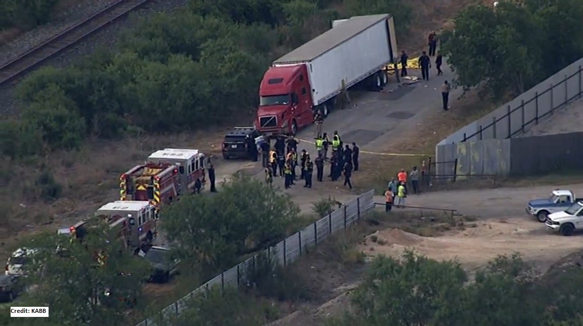 Texas, 46 migranti trovati morti in un camion. Il governatore Abbott: «Colpa di Biden» – Il video