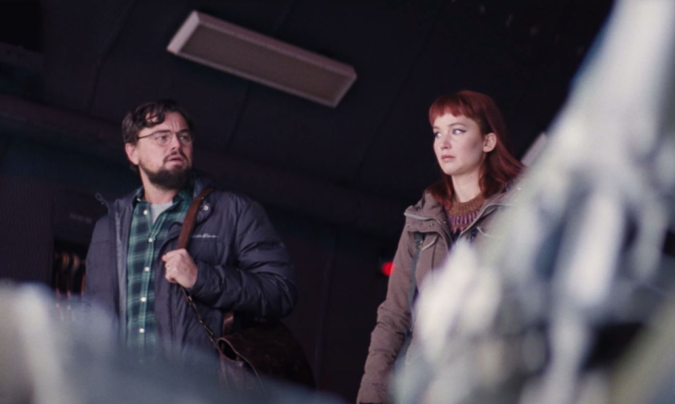 La scena di «Don’t look up» diventa realtà, la conduttrice al meteorologo: «Allarme clima? Sii felice per il bel tempo» – Il video