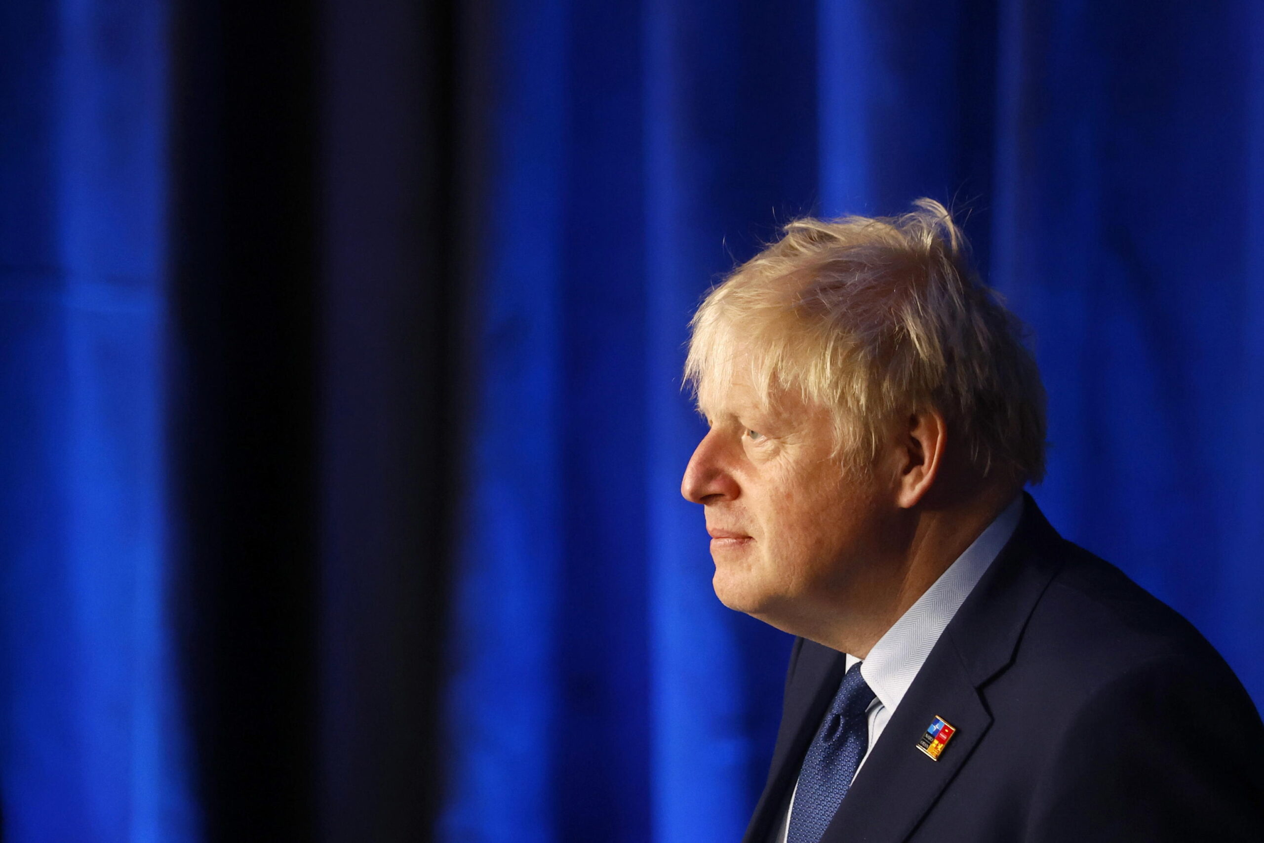 Regno Unito, Johnson sempre più isolato: licenziato il fedelissimo Gove. Continuano le dimissioni nel governo