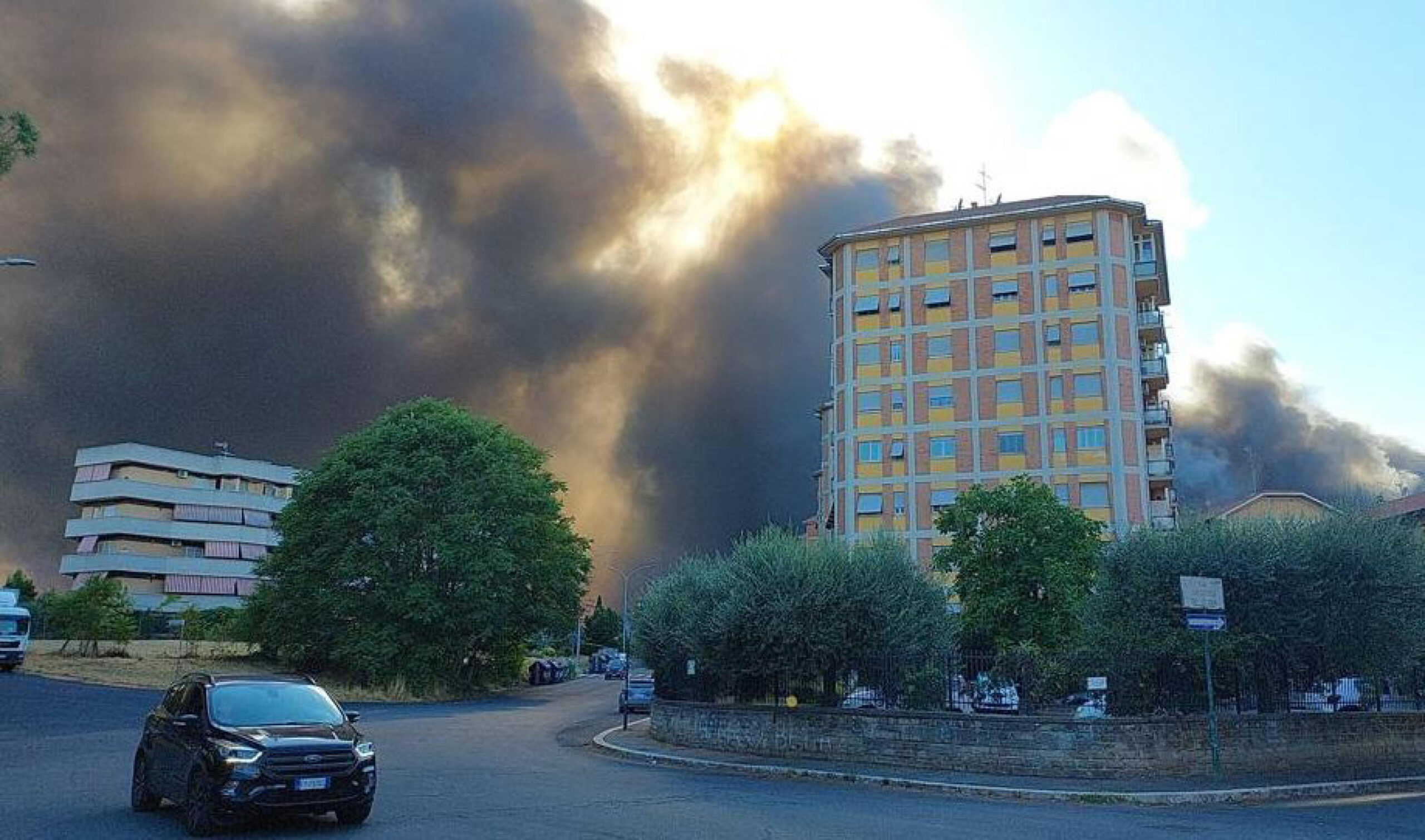 Un vasto incendio è divampato questo pomeriggio a Roma nella zona di via Casilina, 09 luglio 2022. La densa nube di fumo è visibile in tutto il quadrante est della Capitale compresa l'area di Centocelle, Cinecittà e il quartiere Appio. Al lavoro i vigili del fuoco.
ANSA