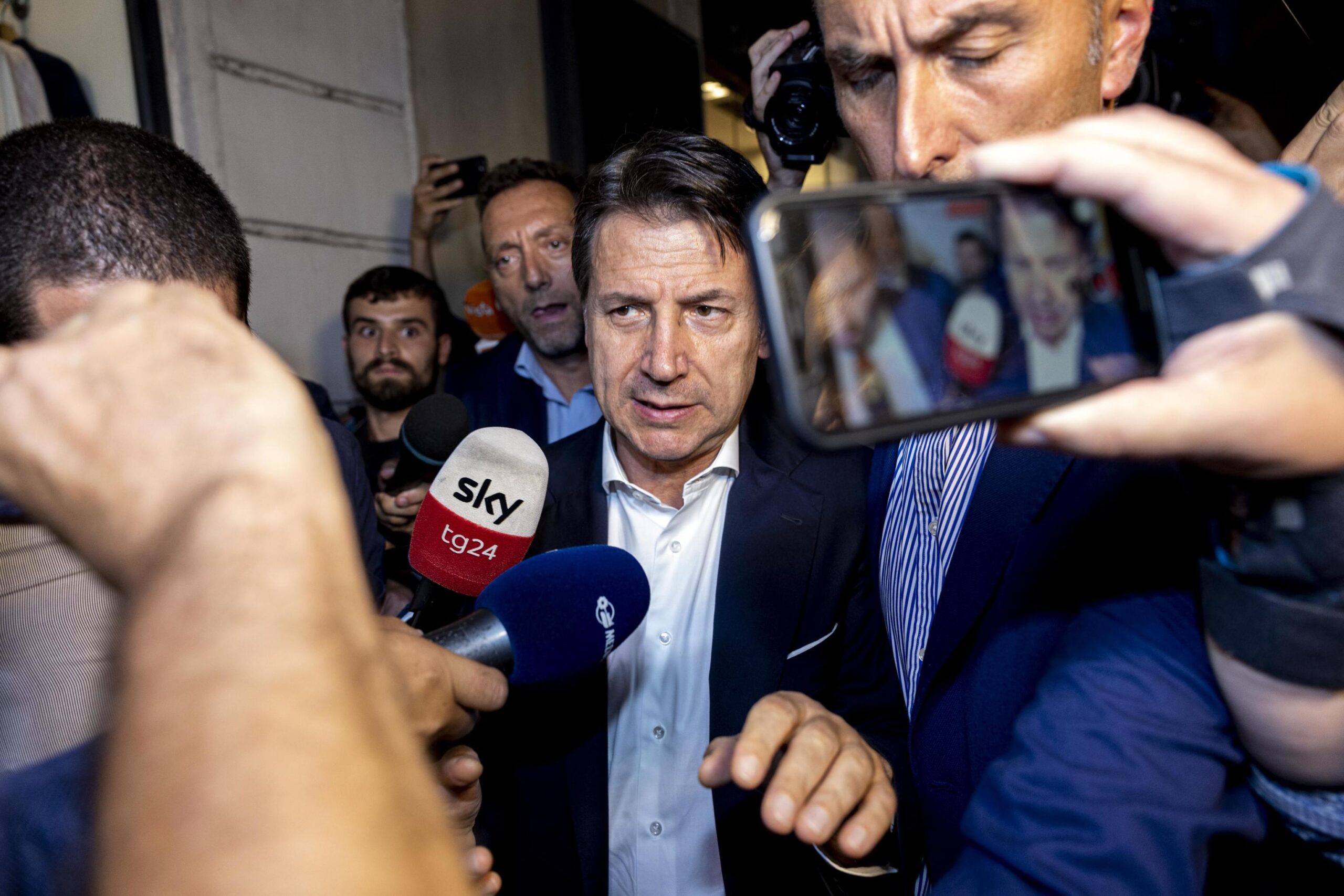 Il presidente del Movimento 5 Stelle, Giuseppe Conte, esce dalla sede del M5s, 15 luglio 2022. 
ANSA/MASSIMO PERCOSSI