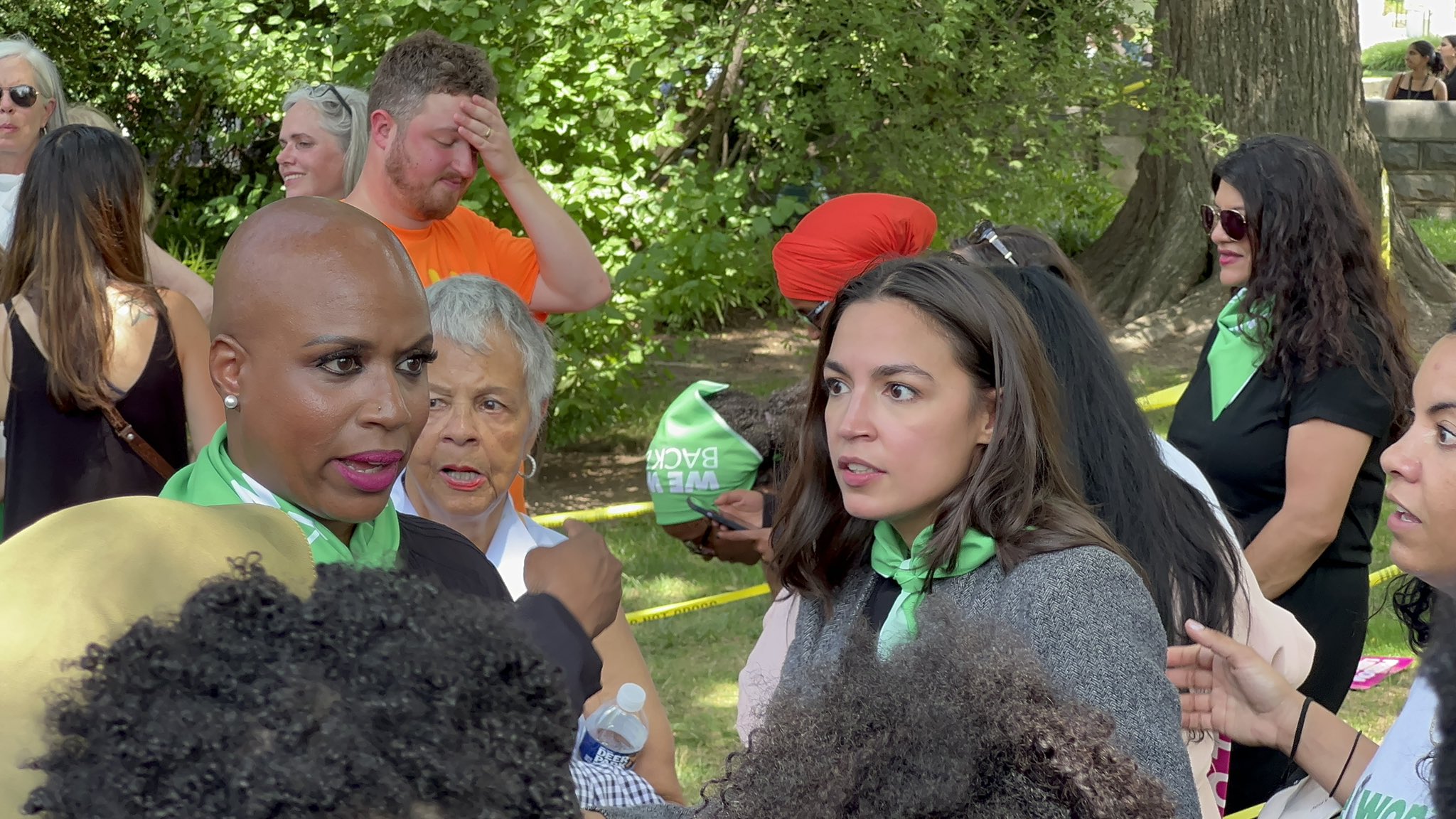 Usa, arrestata Ocasio-Cortez alla manifestazione pro-aborto davanti alla Corte Suprema – Il video