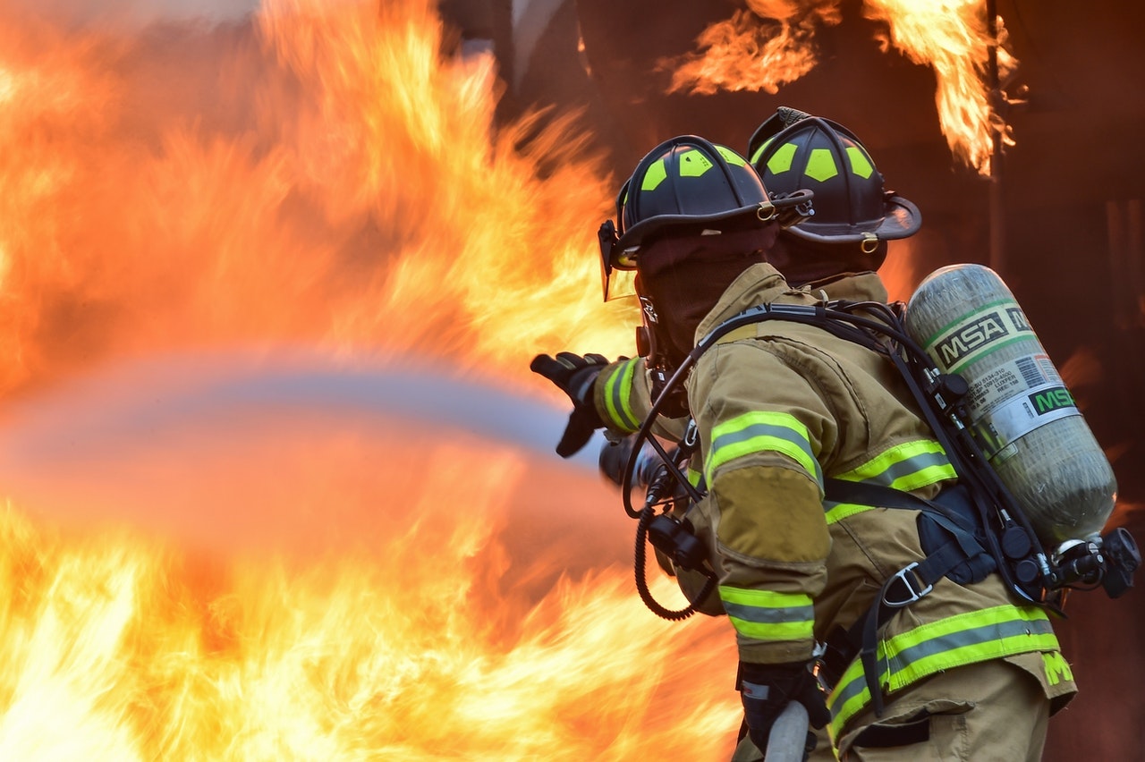 Spagna, uomo avvolto dalle fiamme sfugge all’incendio: ora è ricoverato con gravi ustioni – Il video