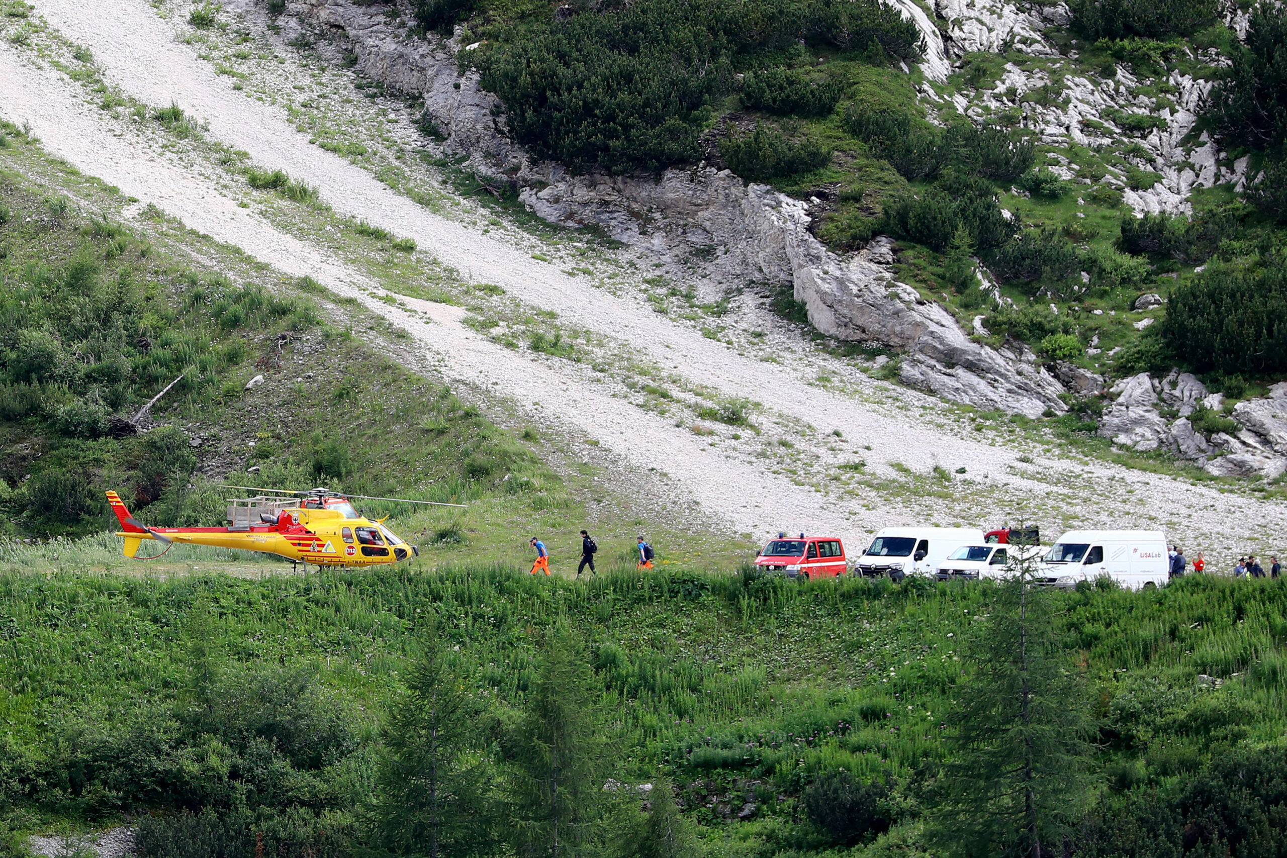 Continuano le ricerche delle persone coinvolte nella valanga sul ghiacciaio della Marmolada a Canazei, 05 luglio 2022.  ANSA/ANDREA SOLERO