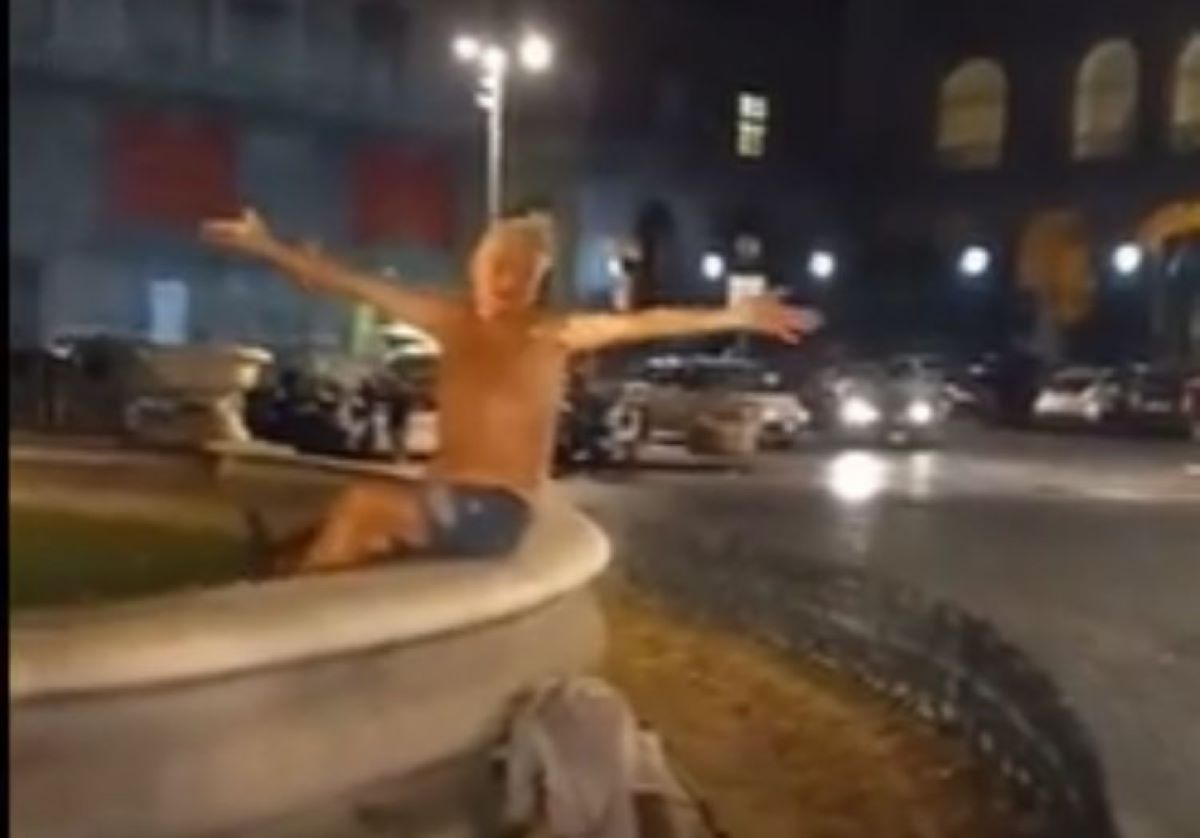 Napoli, un turista inglese si tuffa nella fontana del Carciofo. I cittadini: «Siamo indignati»- Il video
