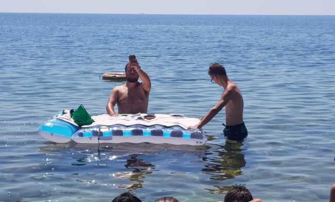 La messa in mare a petto nudo costa cara al parroco di Milano: indaga la procura di Crotone. E ora lui si scusa – Il video