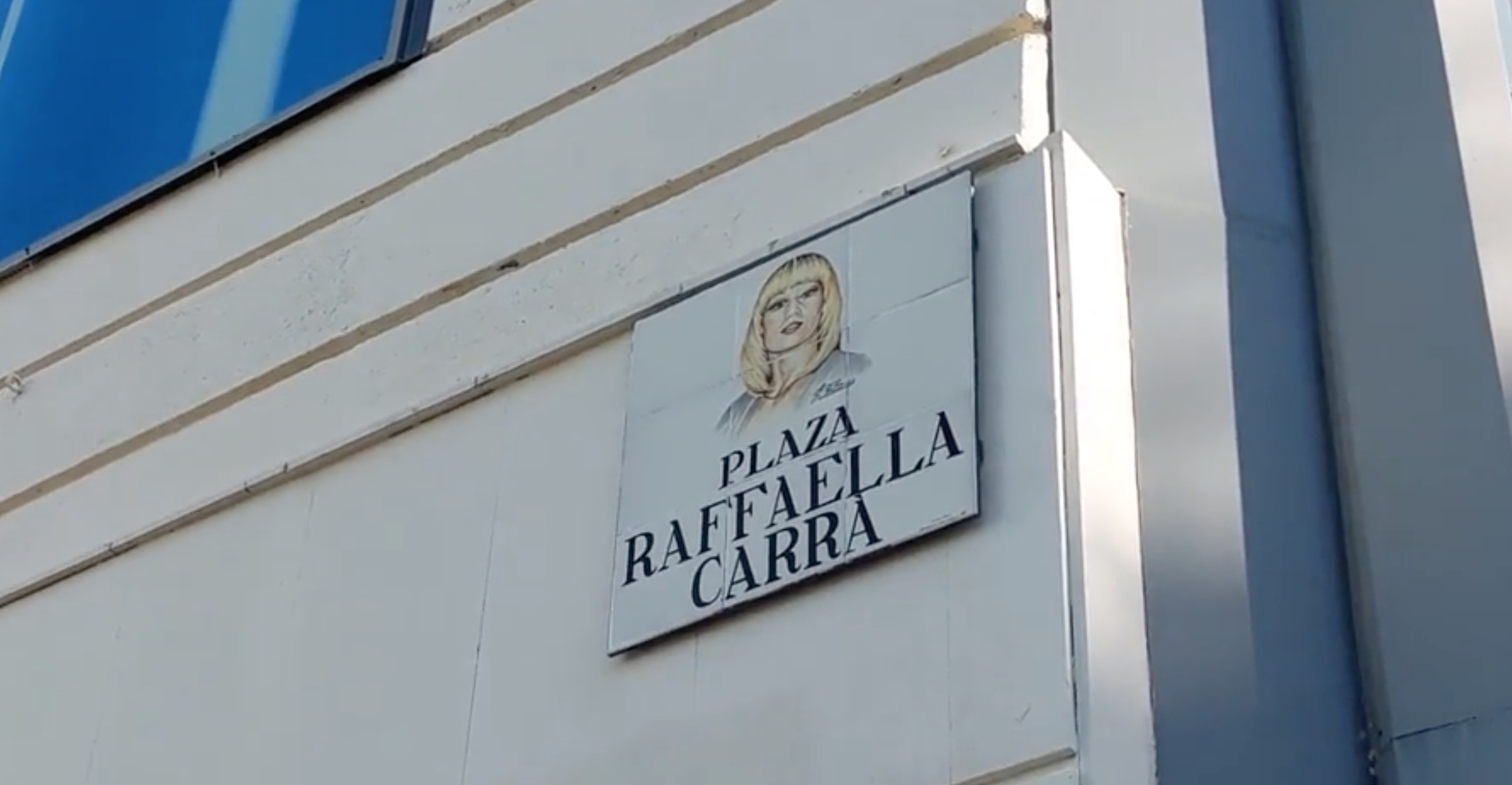 Inaugurata «Plaza Raffaella Carrà» nel cuore di Madrid: l’omaggio spagnolo in un luogo simbolo per la comunità Lgbt – Il video