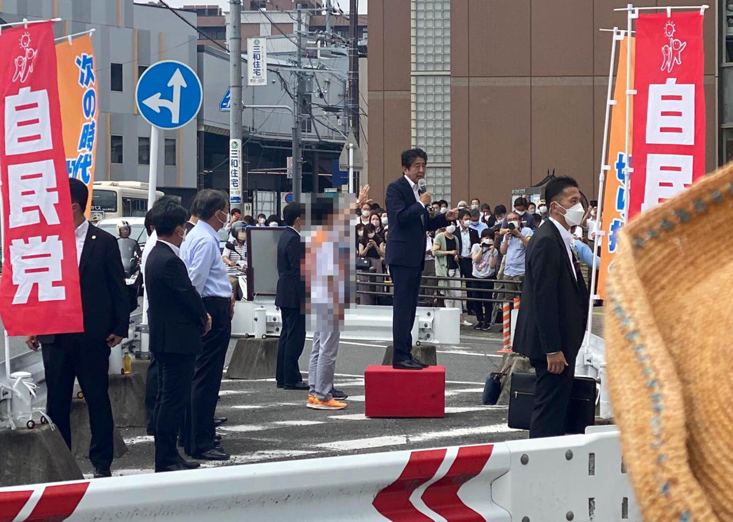 epa10058553 Japan's former Prime Minister Shinzo Abe (C) speaks during an Upper House election campaign act for a party candidate outside Yamato-Saidaiji Station of Kintetsu Railway in Nara, western Japan, 08 July 2022 just before he was shot and gravely injured, according to local emergency authorities. The alleged shooter was taken into custody.  EPA/JIJI PRESS JAPAN OUT   EDITORIAL USE ONLY  EDITORIAL USE ONLY
