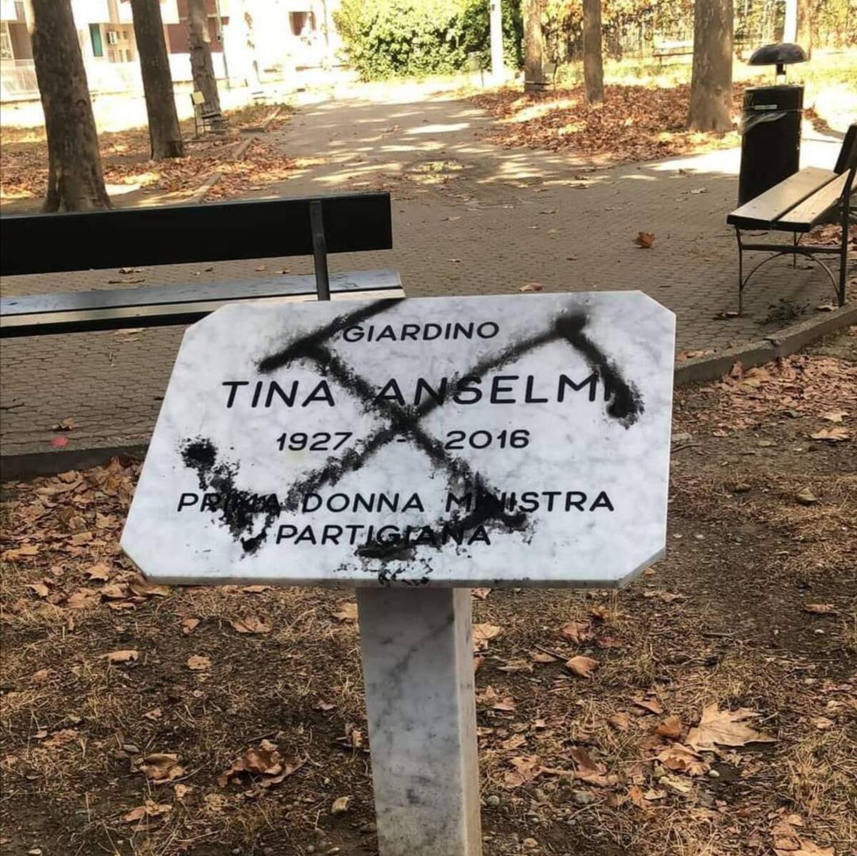 Torino, imbrattata la targa dedicata a Tina Anselmi: svastica sul nome della partigiana e prima ministra donna della Repubblica
