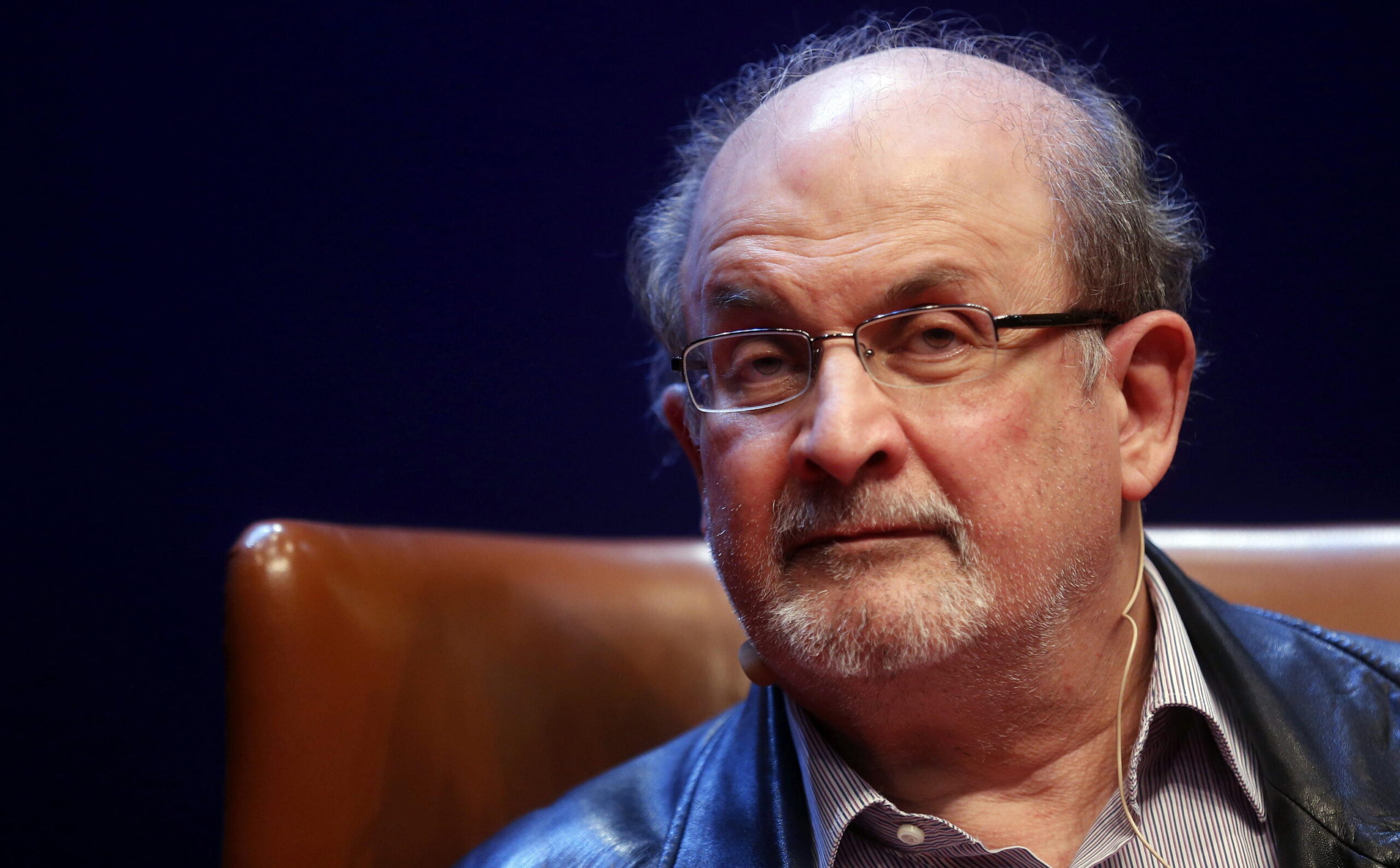 Salman Rushdie, il suo agente: «È sulla via della guarigione». I media iraniani: «È forse un complotto degli Stati Uniti per diffondere l’islamofobia?»