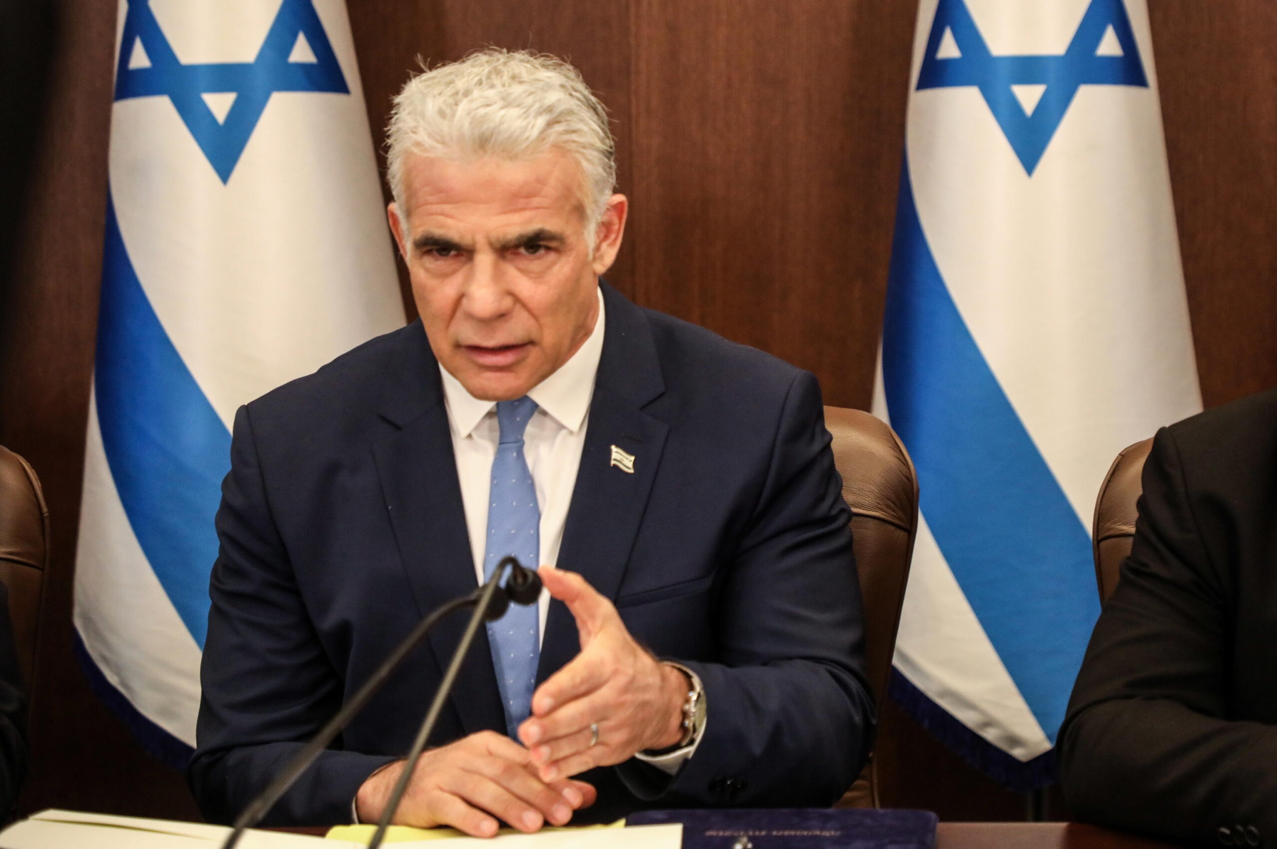 Israele, Lapid risponde alle accuse di Abu Mazen sui 50 Olocausti: «Bugia mostruosa»