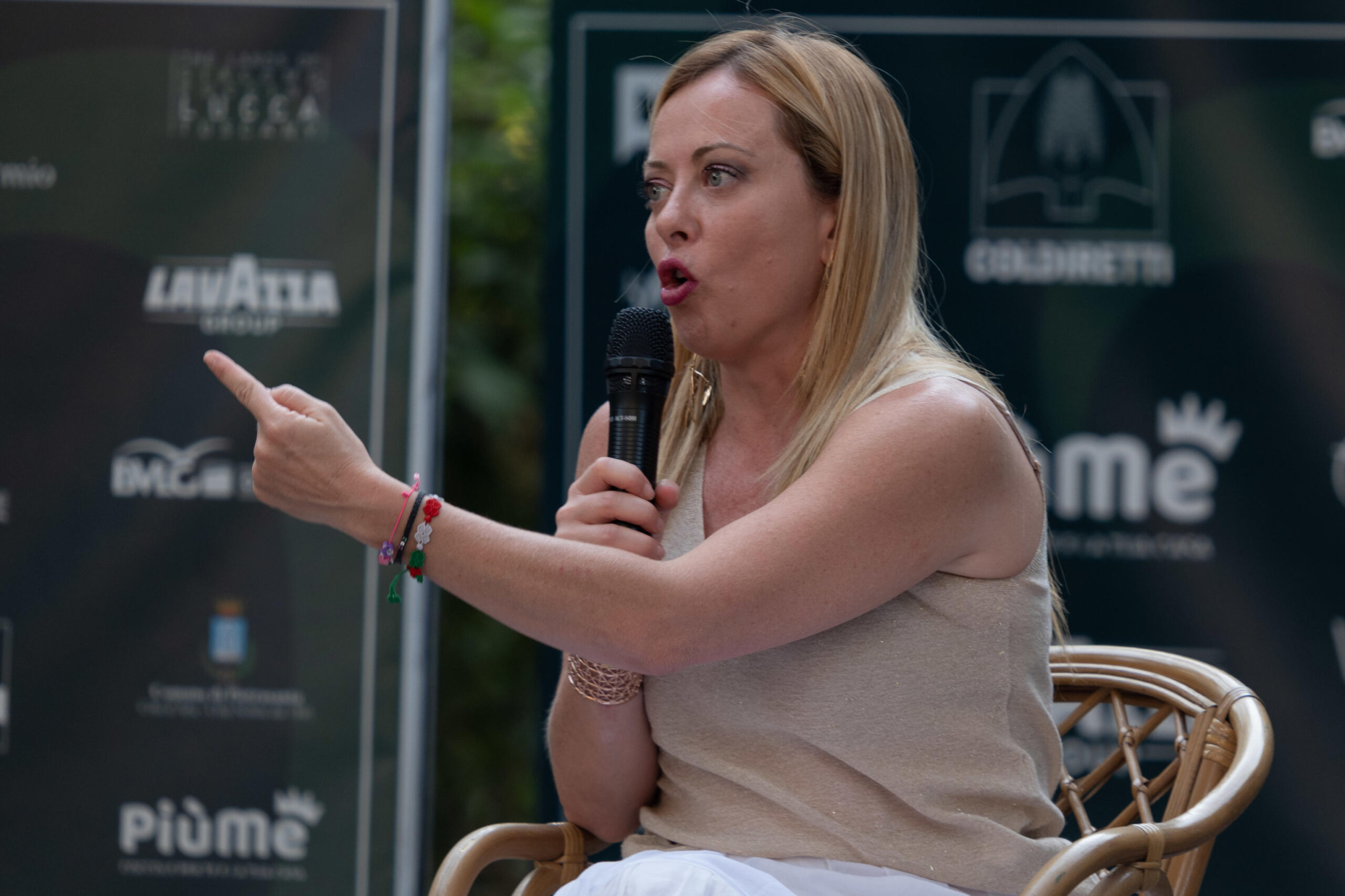 Il presidente di Fratelli d'Italia, Giorgia Meloni, al Caffè della Versiliana intervistata dal direttore del Tg2 Gennaro Sangiuliano, Marina di Pietrasanta, 04 agosto 2022.
ANSA/RICCARDO DALLE LUCHE