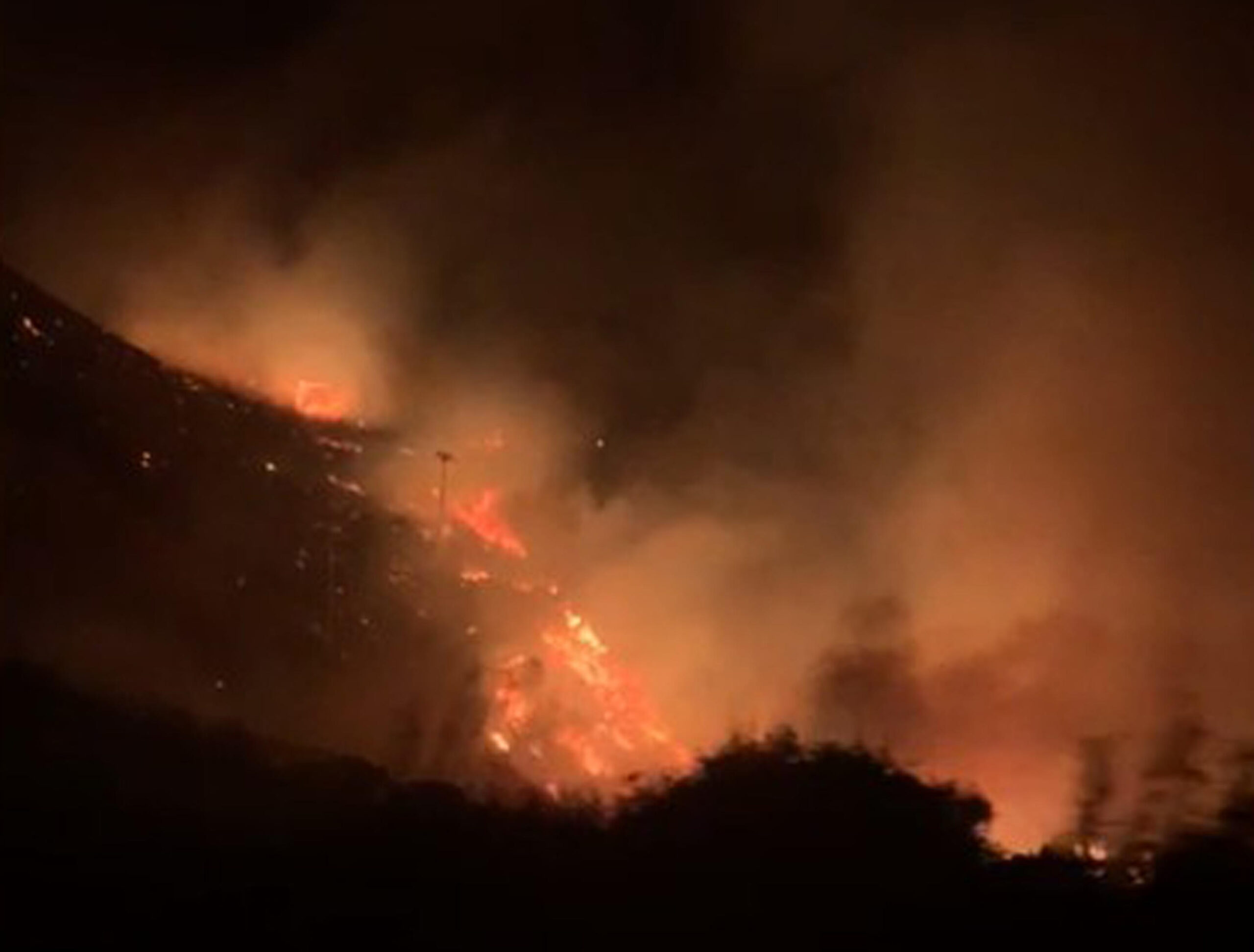 Incendio a Pantelleria, situazione gravissima: saltata anche l’energia elettrica. Fiamme in vari punti dell’isola – I video