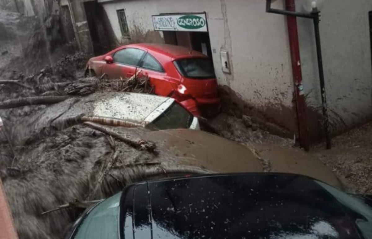 Maltempo in Campania, le auto trascinate da un fiume di fango. Le case assediate dall’acqua: «Non possiamo uscire» – I video
