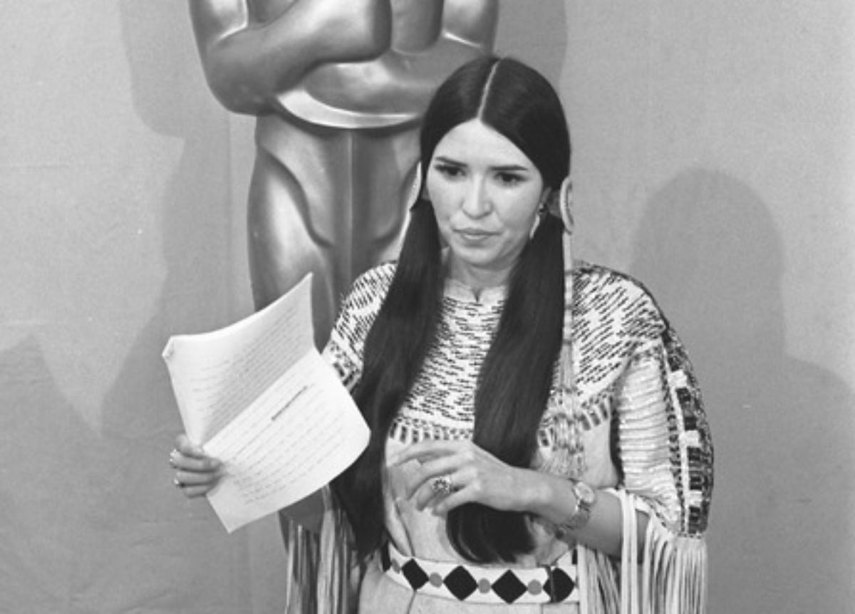 Oscar, le scuse dell’Academy a Sacheen Littlefeather: 50 anni fa salì sul palco per difendere i nativi americani