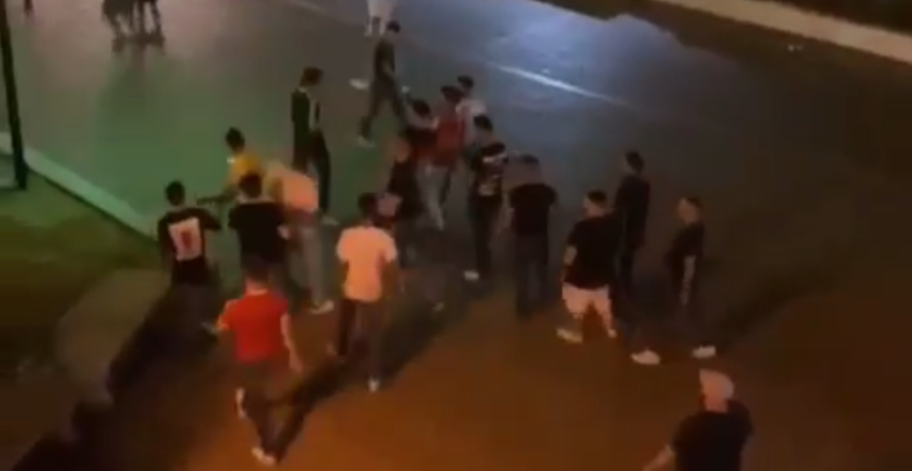 In 20 contro uno, picchiato con caschi e sedie da un gruppo di ragazzini: il pestaggio per strada a Reggio Calabria – Il video