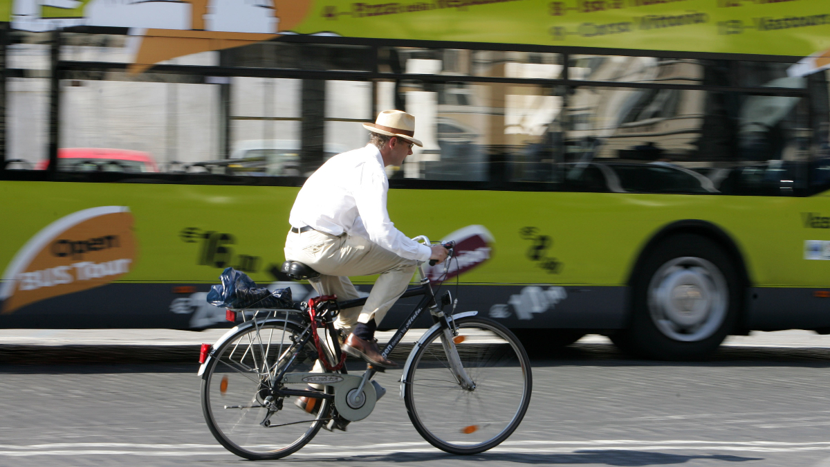 Più piste e città a misura di bici entro il 2026: cosa c’è nel piano generale della mobilità ciclistica in arrivo
