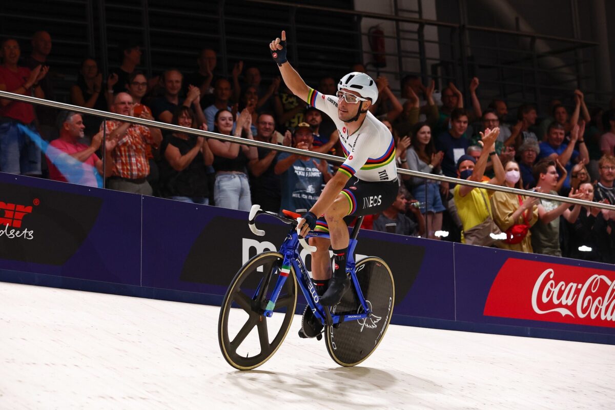 Europei di ciclismo, impresa di Elia Viviani: prima corre la gara in linea su strada e poi vince la medaglia d’oro nell’eliminazione su pista