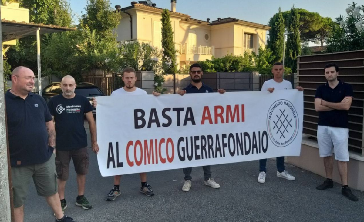 La protesta della “Rete dei patrioti” davanti alla presunta villa di Zelensky a Forte dei Marmi: «Basta armi al comico guerrafondaio»