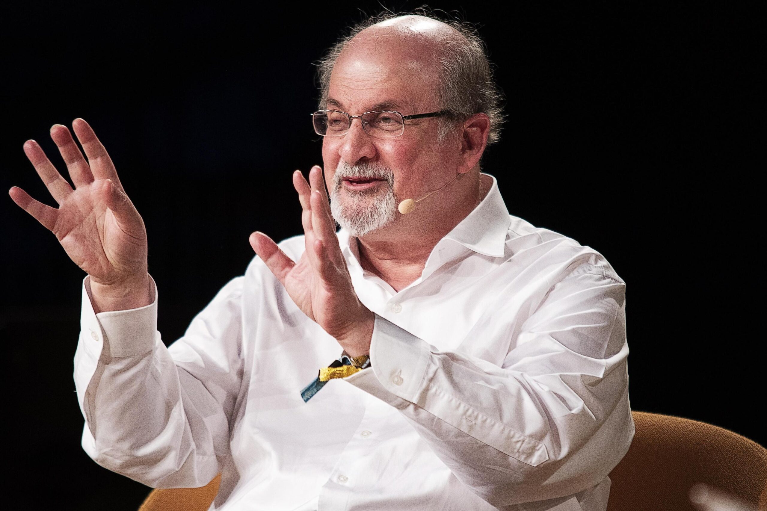 Lo scrittore Rushdie sta meglio, staccato dal respiratore: può parlare