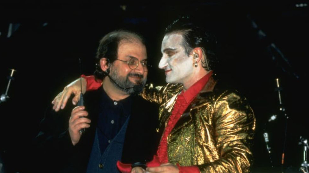 Gli U2 dedicano “The Ground Beneath her Feet” a Salman Rushdie: «Per favore pregate per lui» – Il video