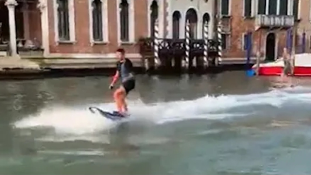 Venezia, identificati i ragazzi sui surf elettrici nel Canal Grande. Brugnaro: «Abbiamo individuato i “due eroi”. Verranno denunciati come meritano» – Il video