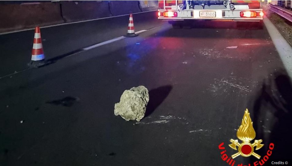 Frana sulla via principale per la Valtellina, chiusa la superstrada a Lecco: traffico paralizzato a Nord di Milano Frana sulla via principale per la Valtellina, chiusa la superstrada a Lecco: traffico paralizzato a Nord di Milano