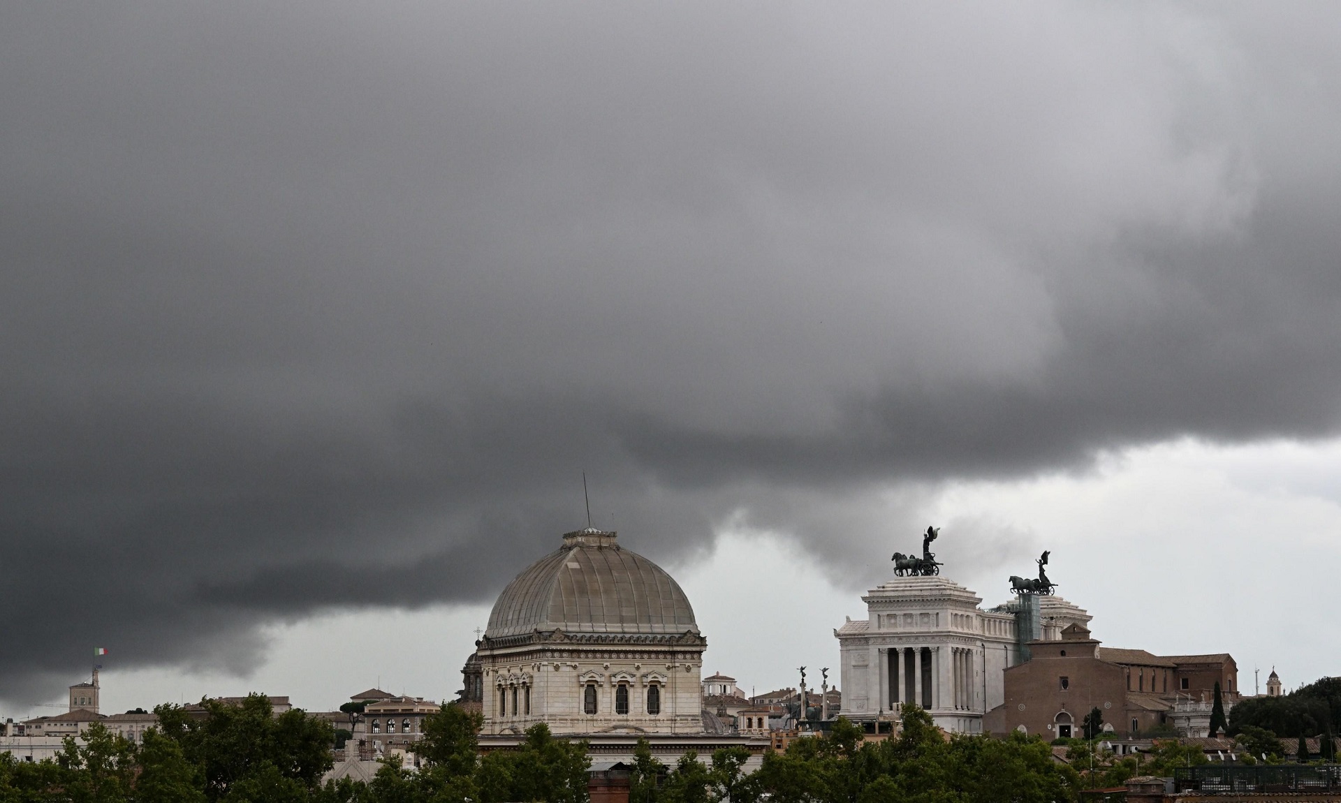 Nuvole nere sulla Capitale. Roma, 8 settembre 2022. ANSA/CLAUDIO PERI