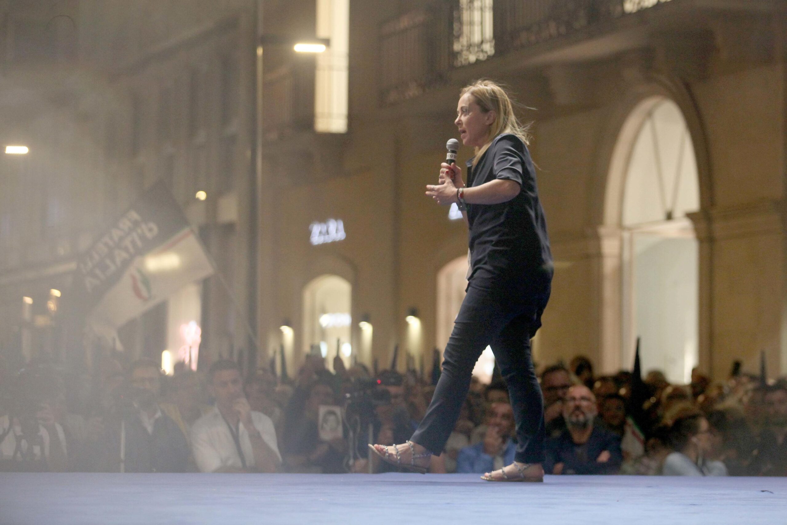 Il presidente di Fratelli d'Italia, Giorgia Meloni, durante il comizio a Bari, 17 settembre 2022.
ANSA/DONATO FASANO