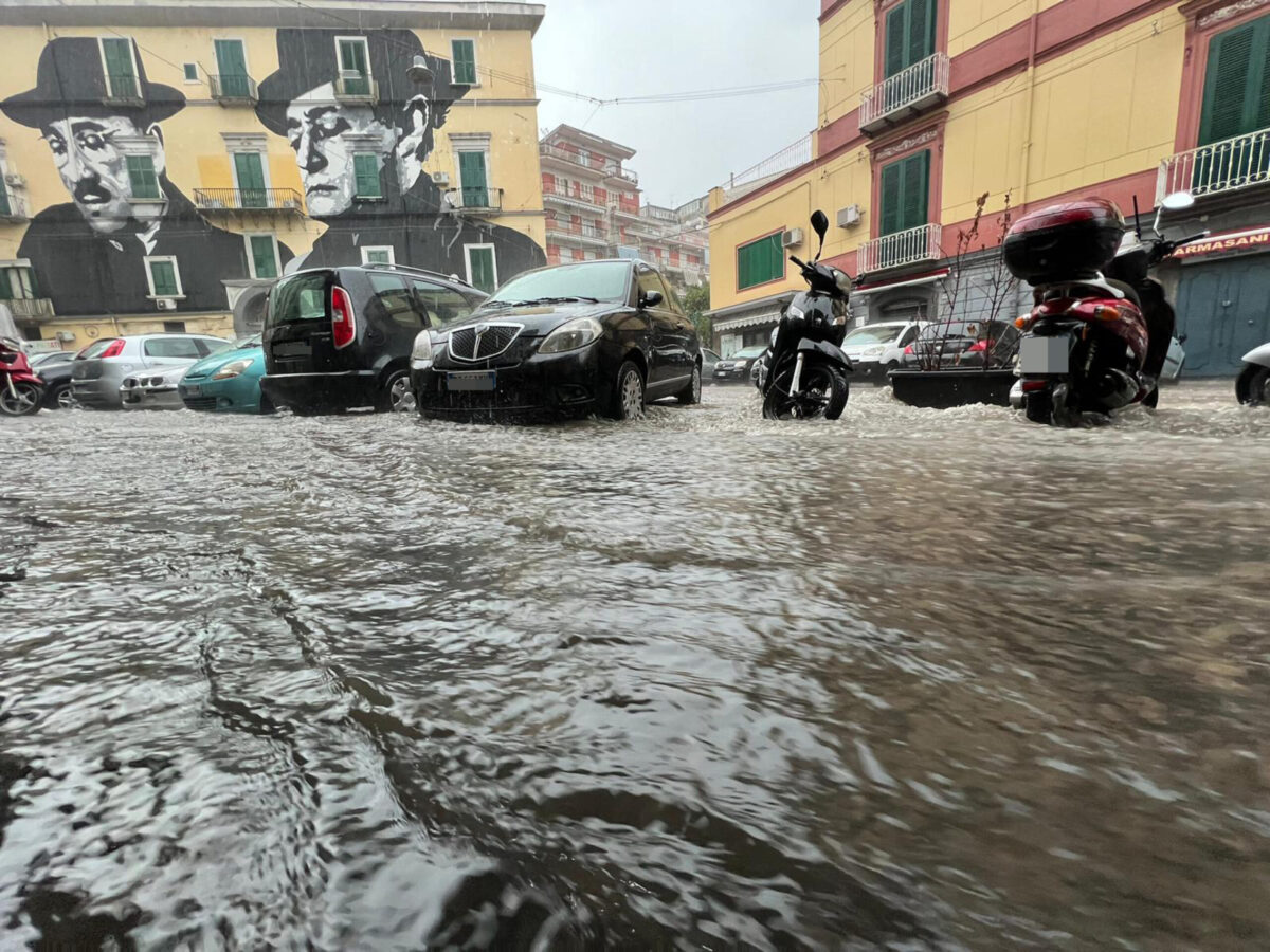 Maltempo a Napoli, strade come fiumi nel rione Sanità, 25 settembre 2022.
ANSA/CIRO FUSCO