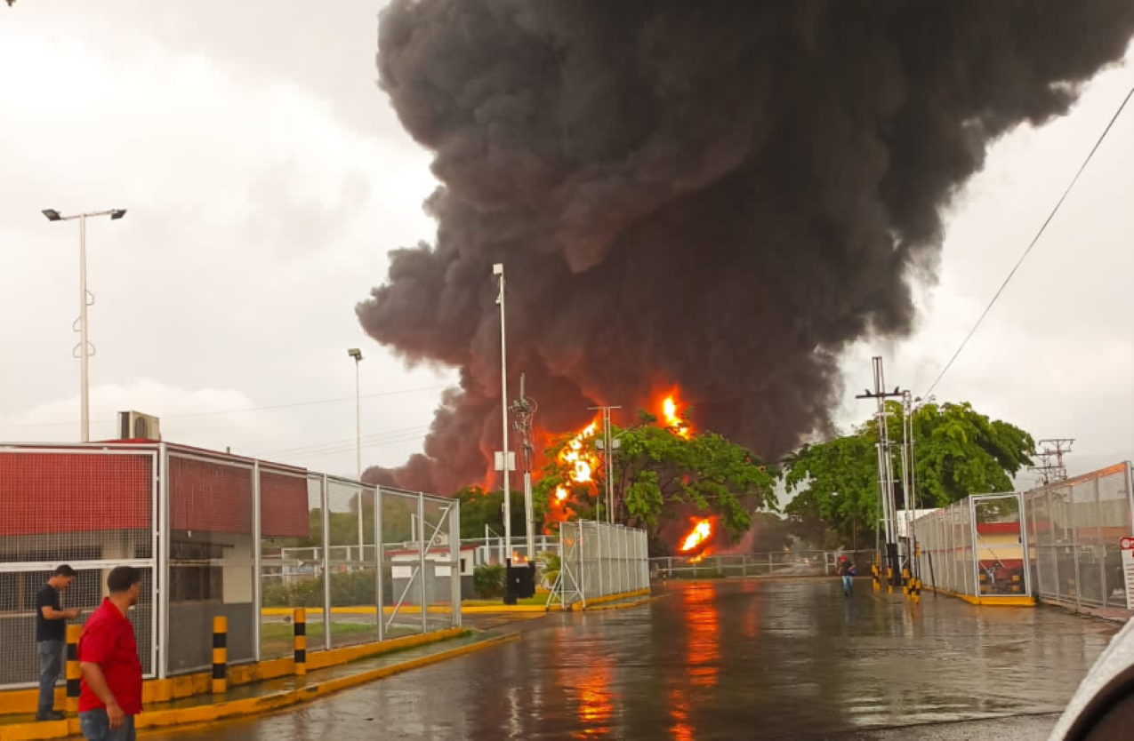 Venezuela, il momento in cui il fulmine colpisce una raffineria e provoca un vasto incendio – Il video