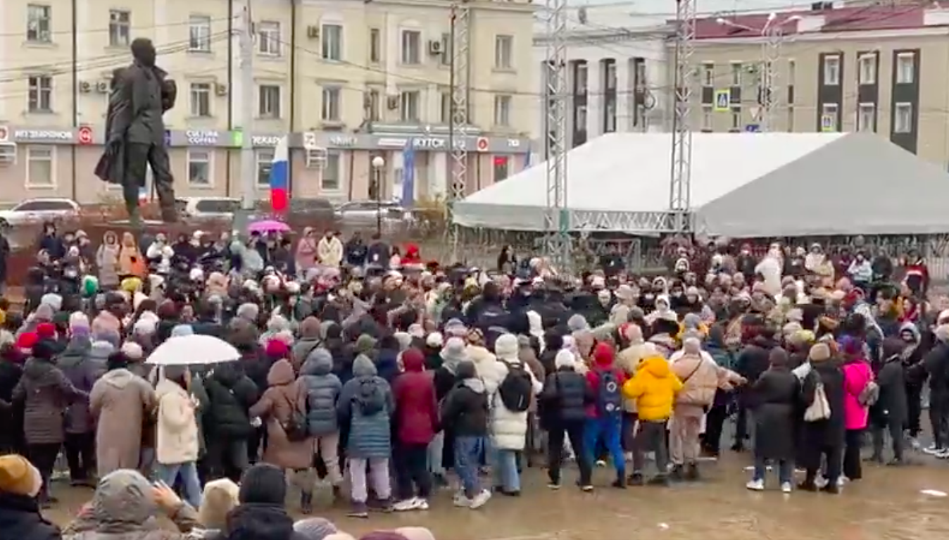 In Russia salgono a 800 gli arresti per le proteste. La violenza della polizia contro il ballo anti Putin in piazza – I video