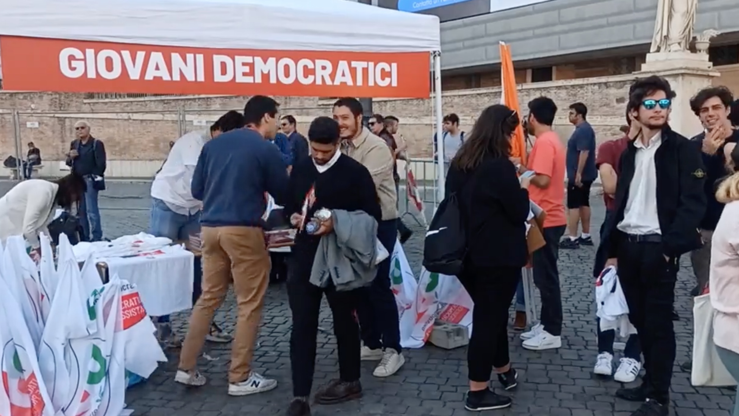«Prima troppo Conte, poi troppo Draghi. E noi?». I giovani del Pd da Piazza del Popolo (semivuota) – Il video