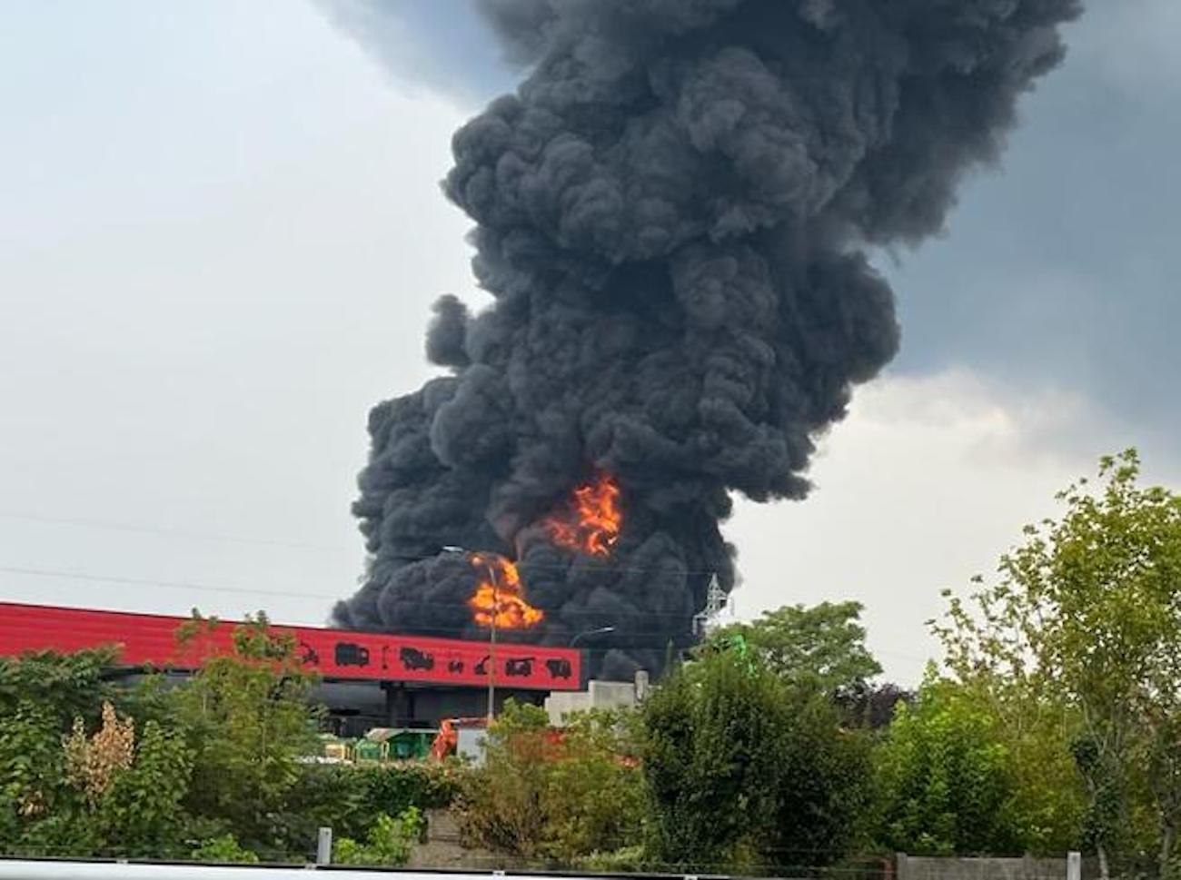 Maxi-incendio alla Nitrolchimica alla periferia di Milano, in fiamme rifiuti pericolosi e solventi – Il video