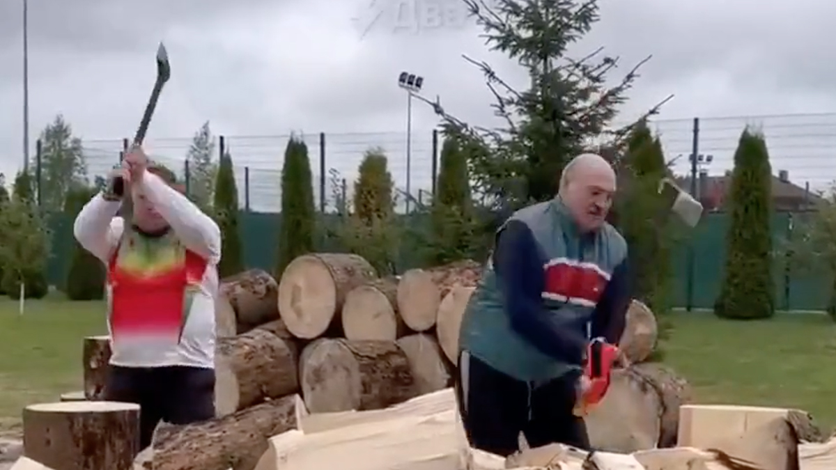 Lukashenko se improvisa como carpintero y se burla de la UE por las sanciones: «No dejaremos que te mueras congelado» – VIDEO