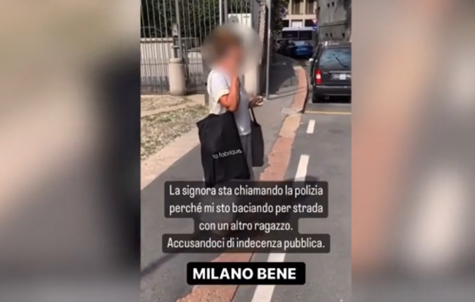 Pronto polizia? Due uomini qui si baciano... ». La telefonata di una donna  davanti a una coppia gay a Milano - Il video - Open