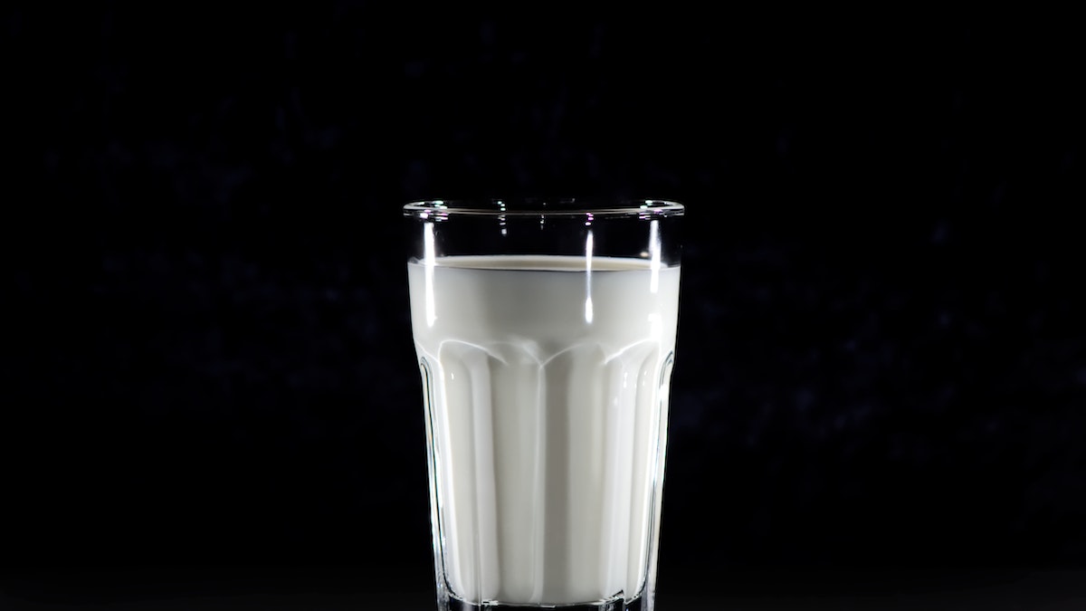 Addio al latte fresco nel 2023? Le prime aziende puntano tutto su quello a lunga conservazione: perché c’entra anche la siccità